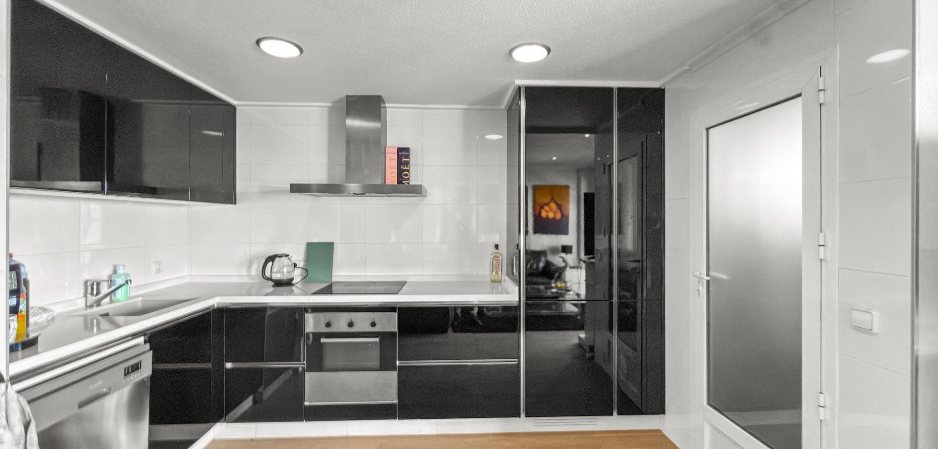 Welcome to this elegant and bright apartment set within a sought-after residential complex in Campoa