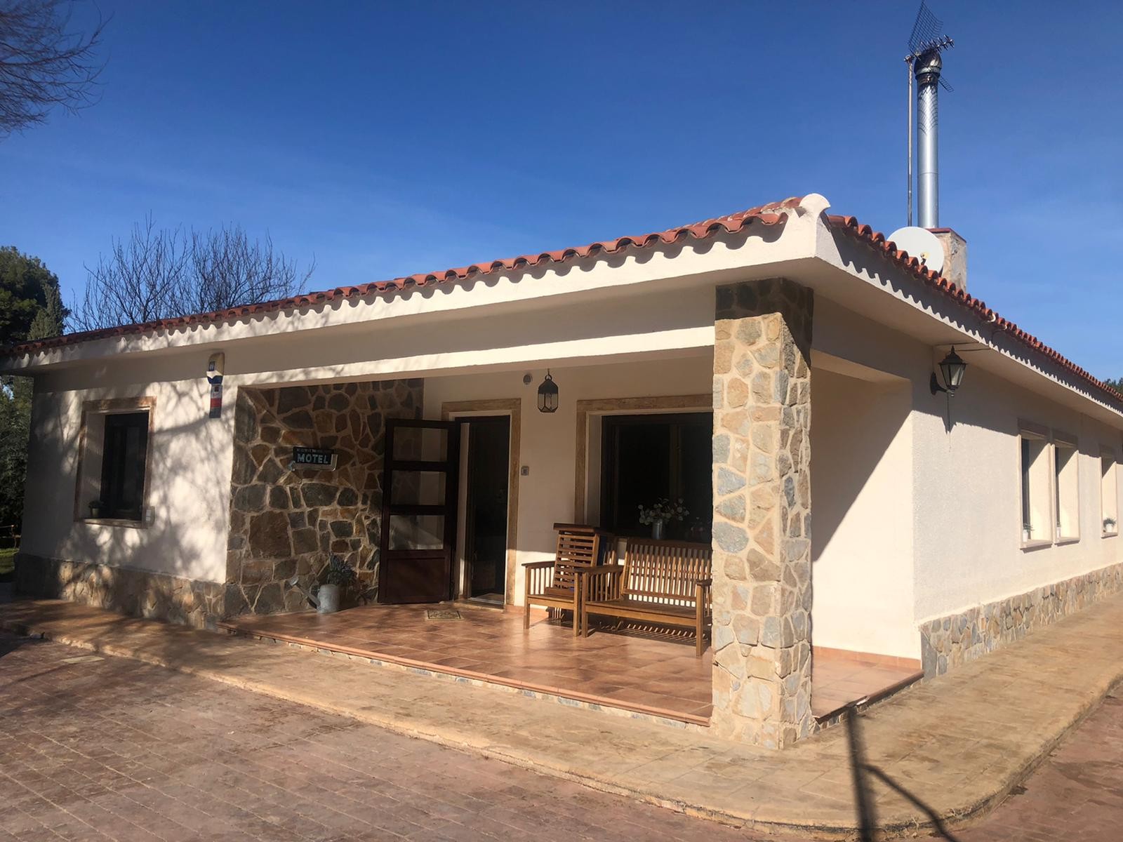 We have for sale a privileged villa, in the best area of Elda, and more valued in price