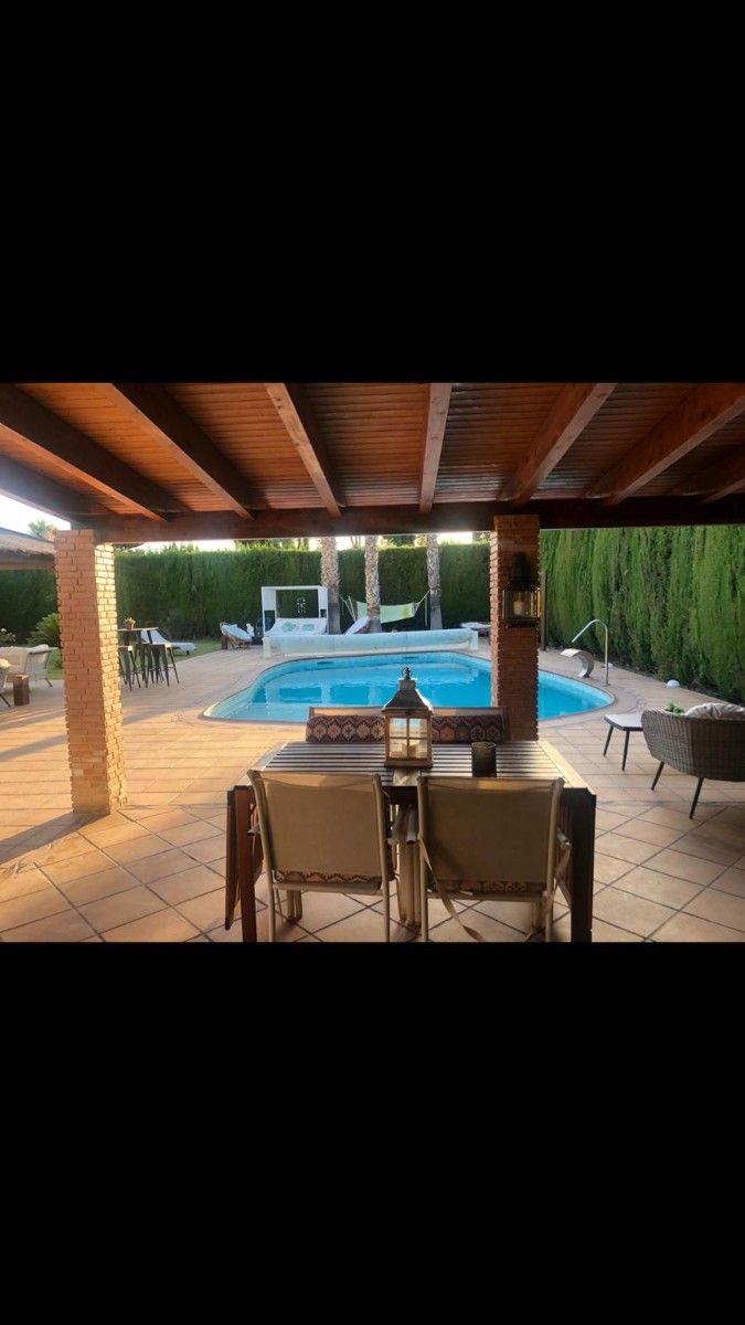 We have for sale a privileged villa, in the best area of Elda, and more valued in price