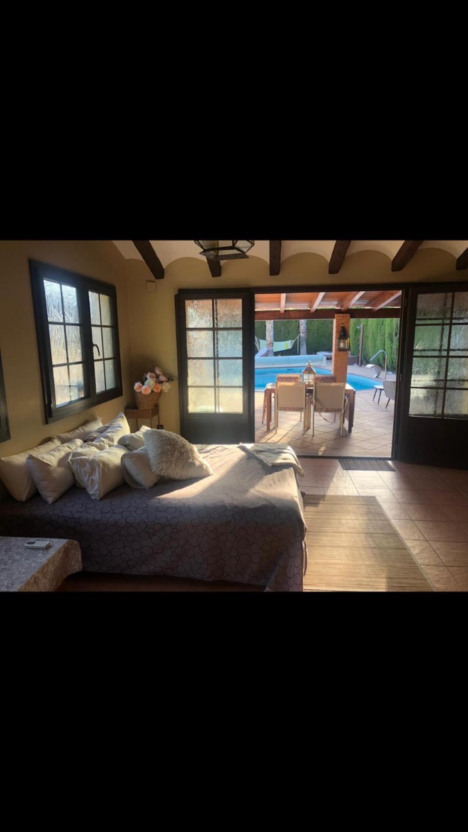 We have for sale a privileged villa, in the best area of Elda, and more valued in price