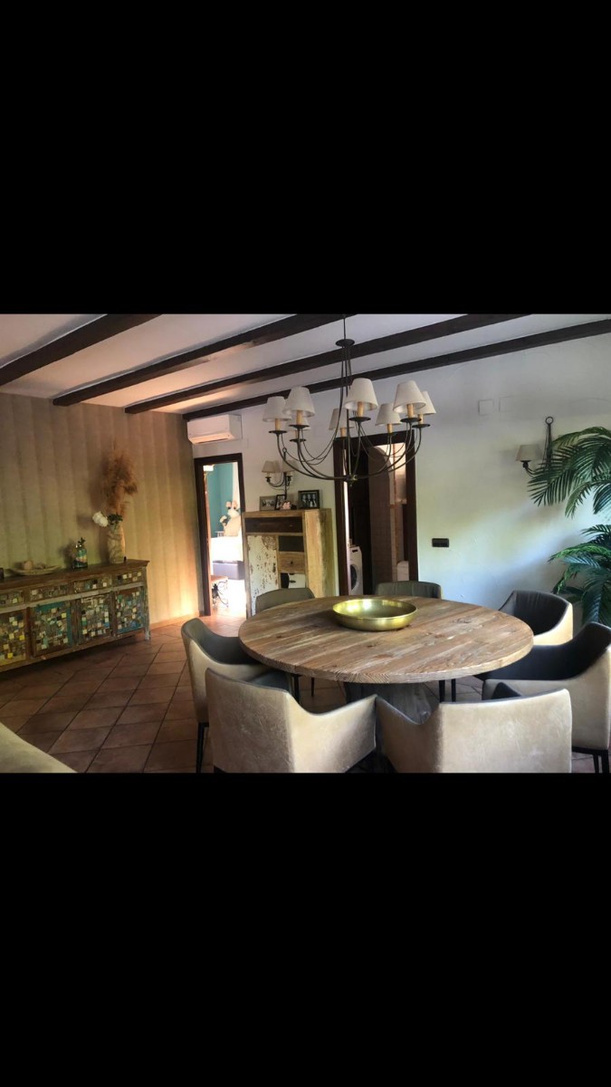 We have for sale a privileged villa, in the best area of Elda, and more valued in price