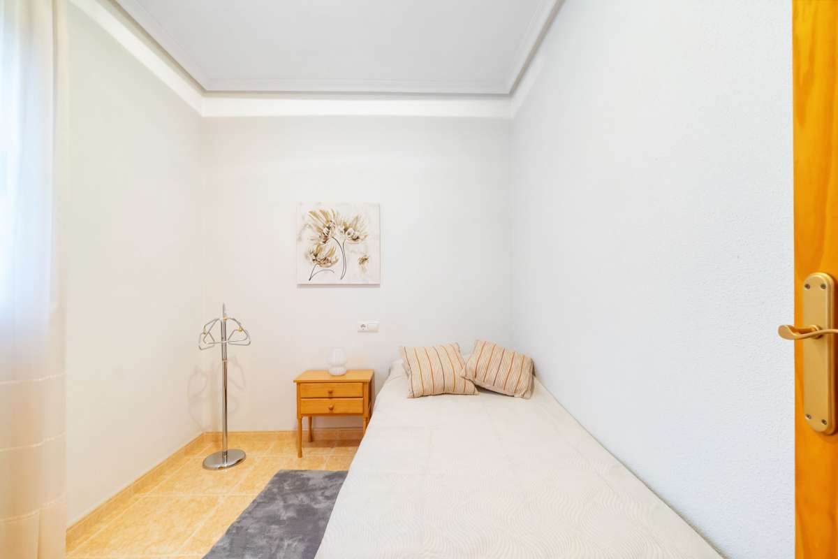 Bedroom in apartment for sale in Torrevieja