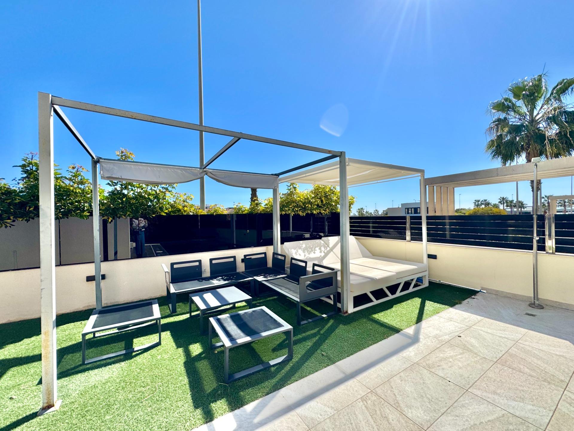 Garden in villa for sale in Orihuela Costa