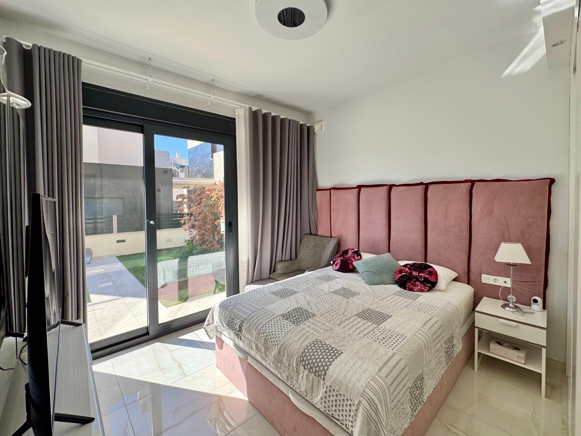 Garden in villa for sale in Orihuela Costa