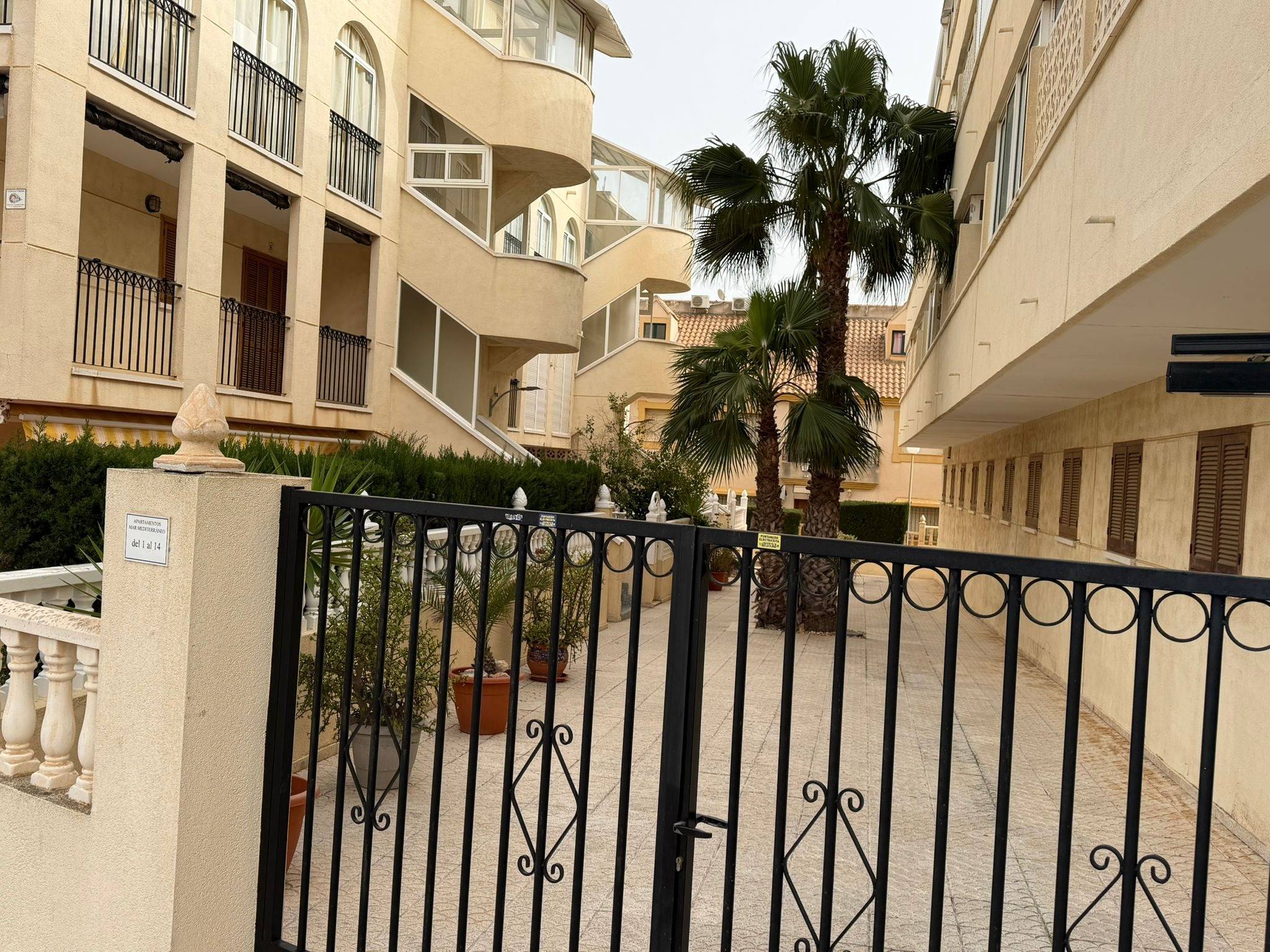 Discover this charming, renovated apartment in the La Regia area of Orihuela Costa