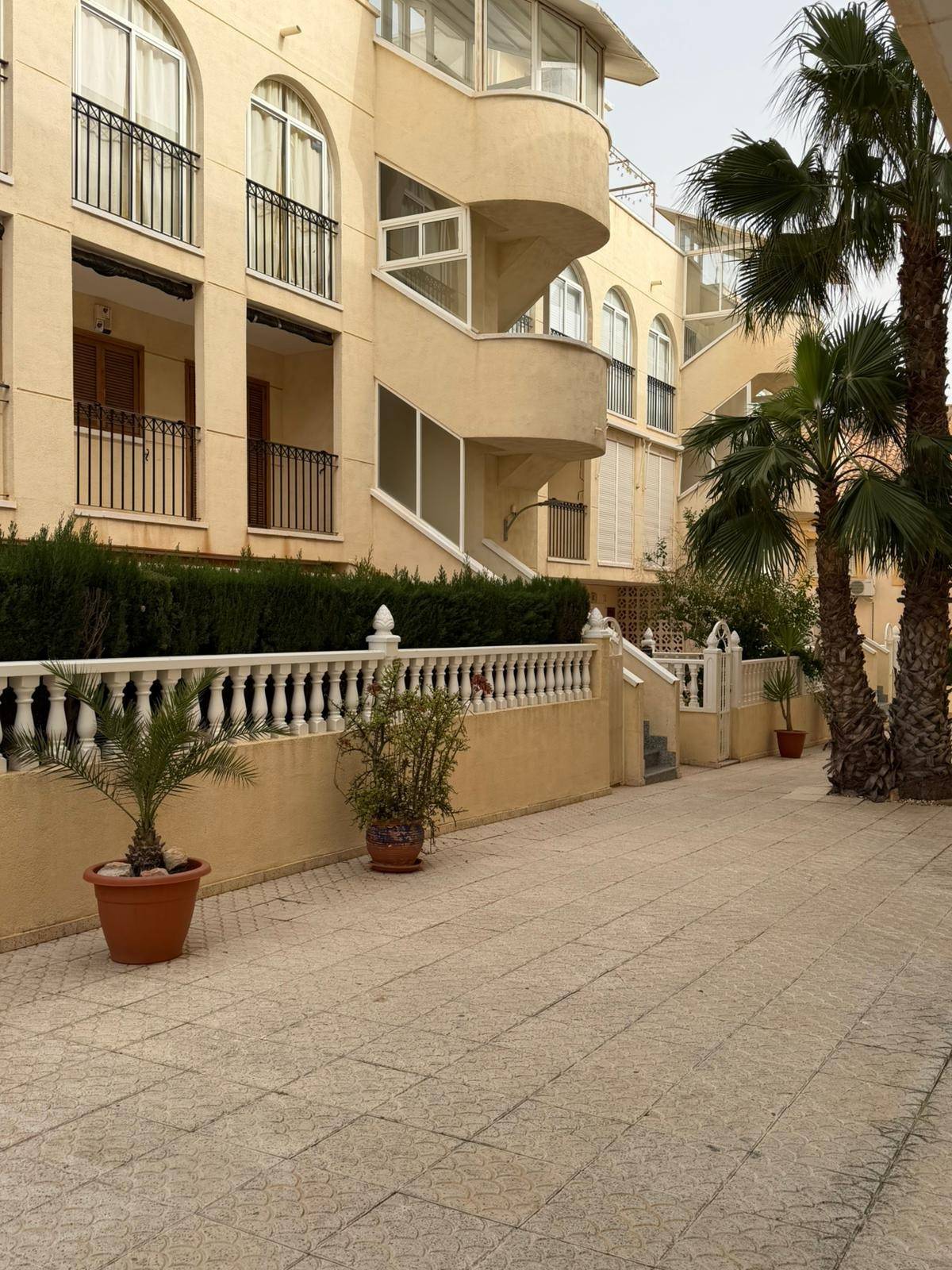 Discover this charming, renovated apartment in the La Regia area of Orihuela Costa