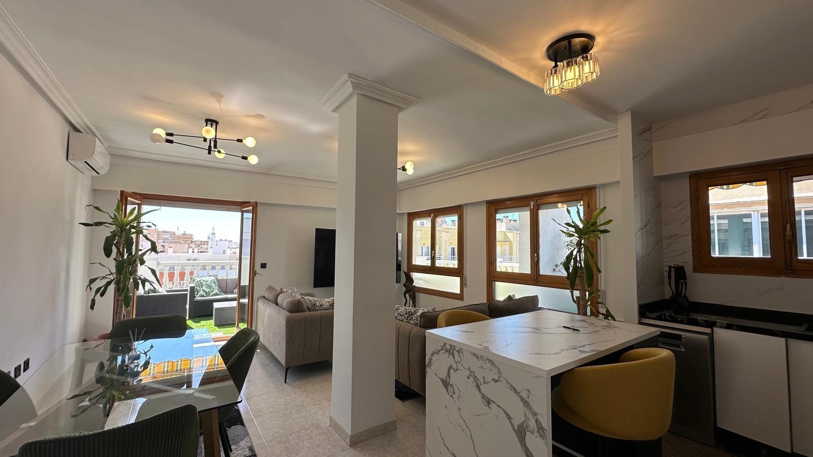 Discover this fantastic 2-bedroom, 1-bathroom apartment located on the well-known Avenida Habaneras