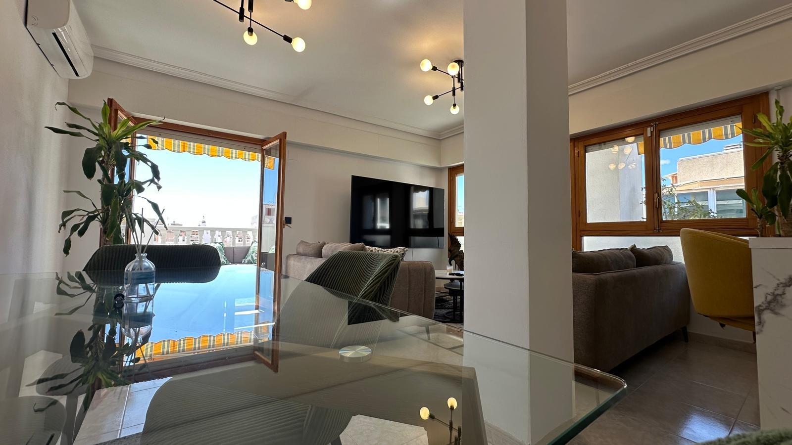 Discover this fantastic 2-bedroom, 1-bathroom apartment located on the well-known Avenida Habaneras