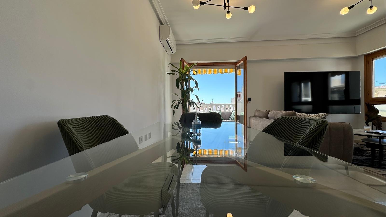 Discover this fantastic 2-bedroom, 1-bathroom apartment located on the well-known Avenida Habaneras