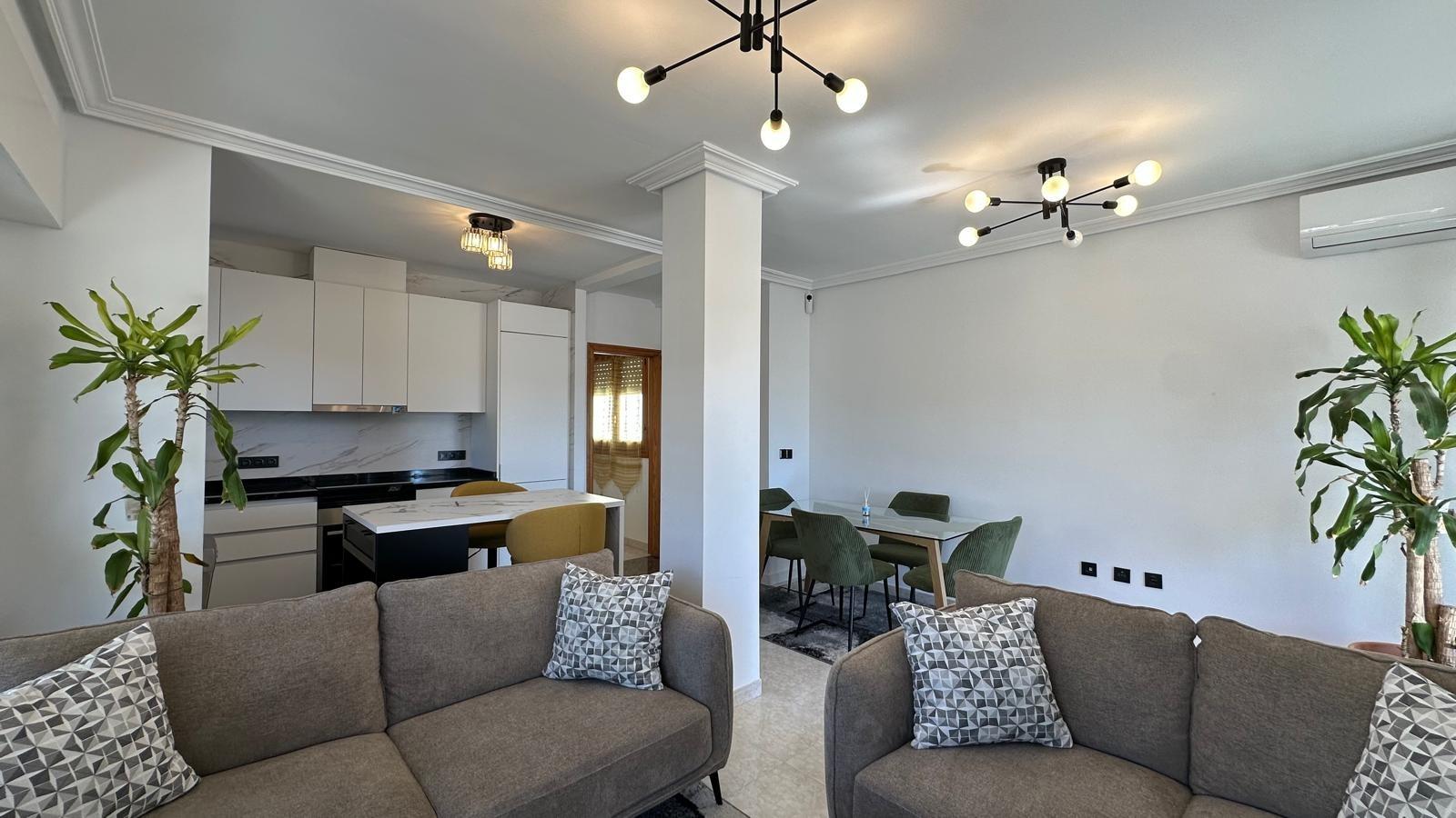 Discover this fantastic 2-bedroom, 1-bathroom apartment located on the well-known Avenida Habaneras