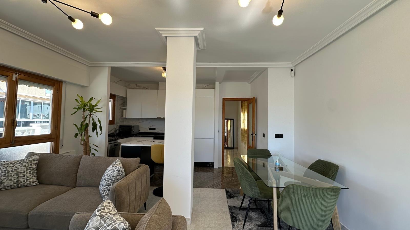 Discover this fantastic 2-bedroom, 1-bathroom apartment located on the well-known Avenida Habaneras