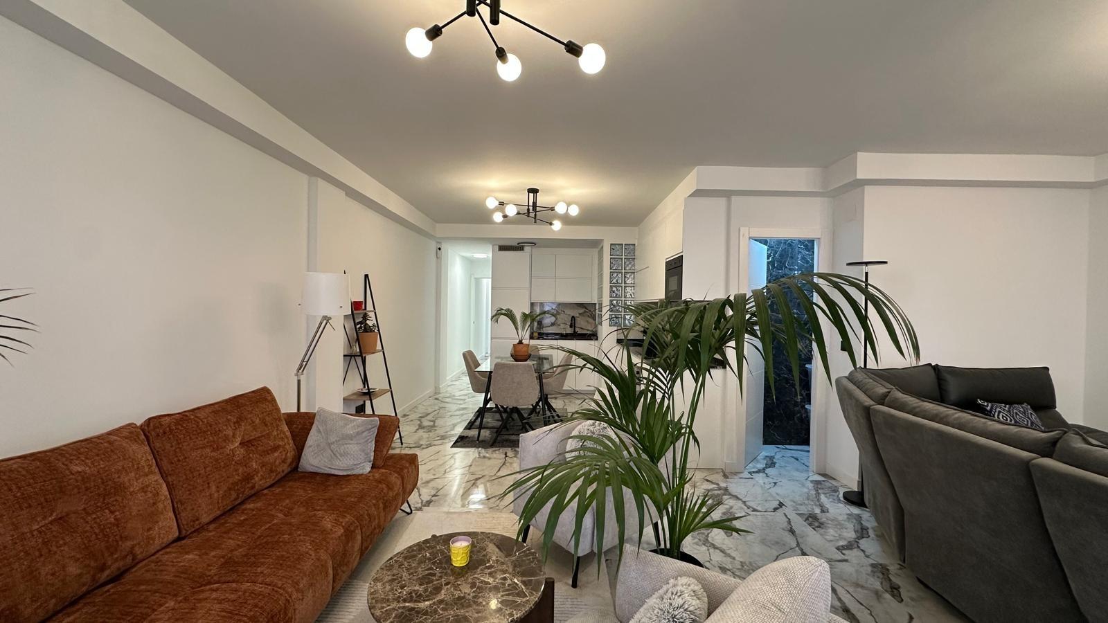 Discover this magnificent 3-bedroom, 1-bathroom apartment located on the beachfront of Playa del Cur
