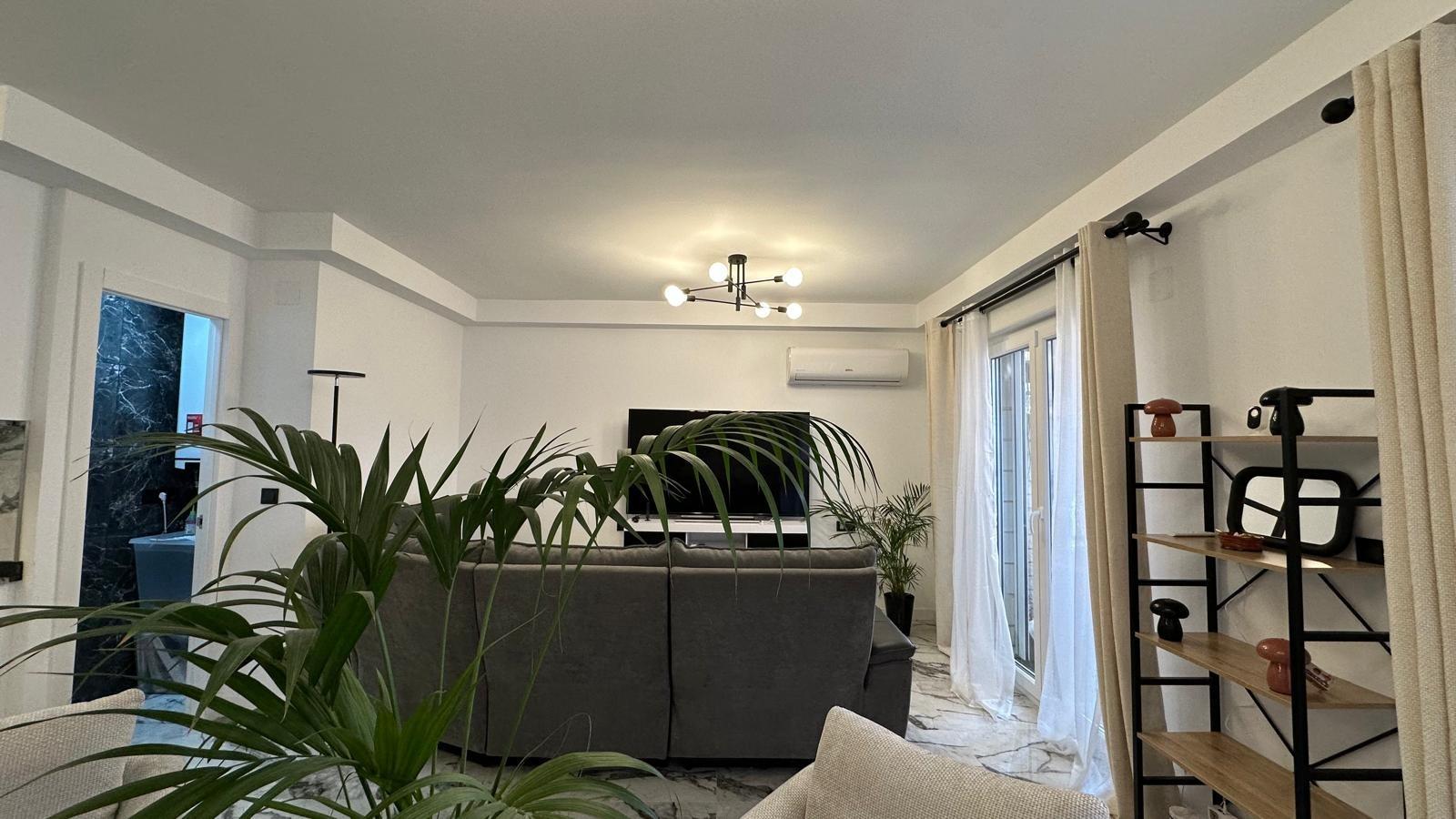 Discover this magnificent 3-bedroom, 1-bathroom apartment located on the beachfront of Playa del Cur