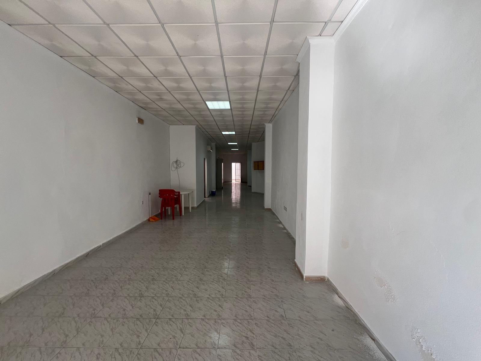 We present this excellent commercial space located in the heart of Torrevieja, a prime location that