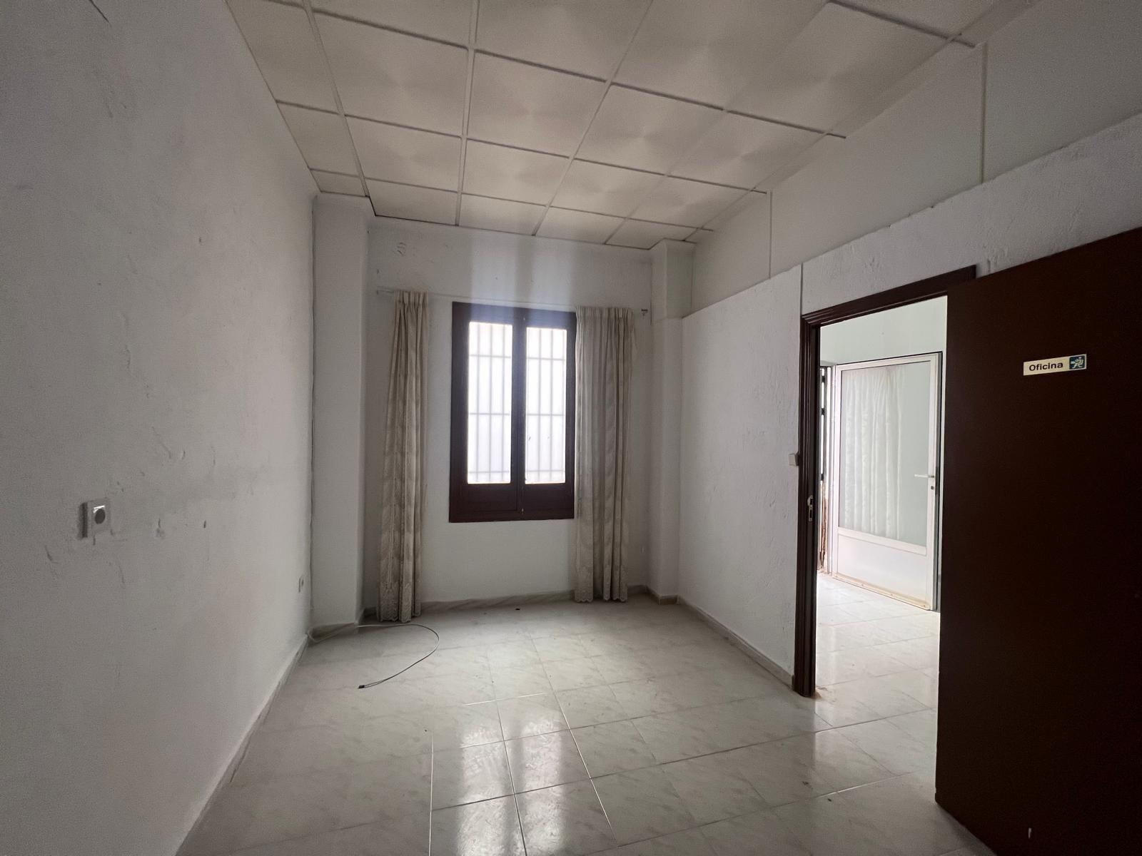 We present this excellent commercial space located in the heart of Torrevieja, a prime location that