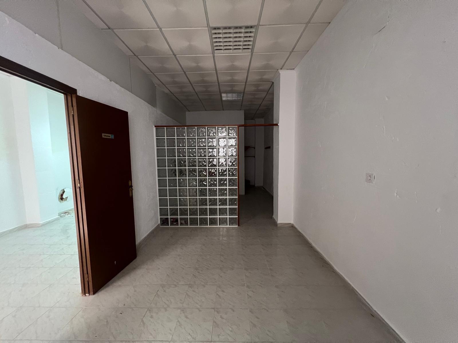 We present this excellent commercial space located in the heart of Torrevieja, a prime location that