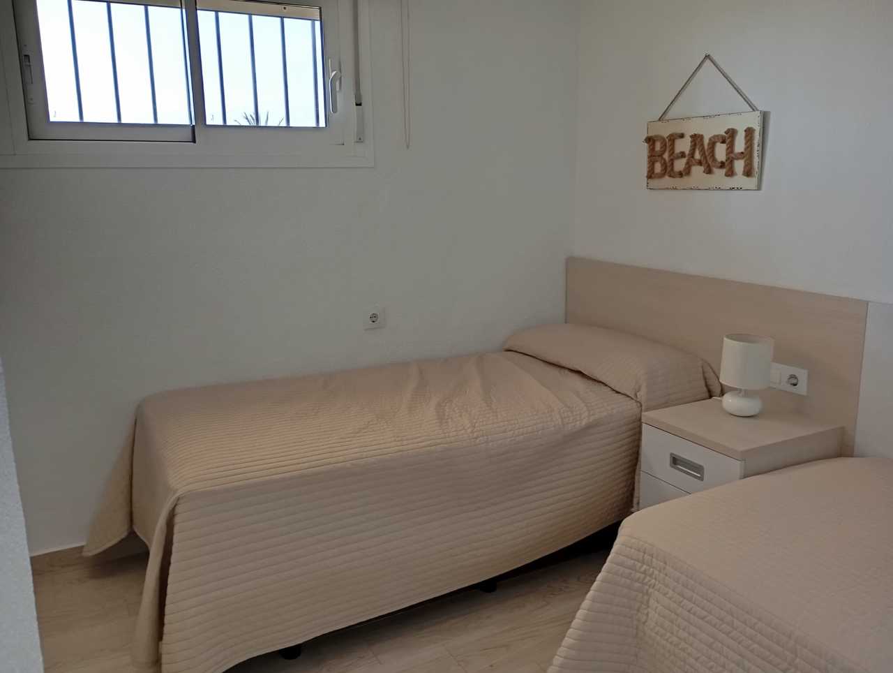 Bedroom in apartment for sale in Mil Palmeras
