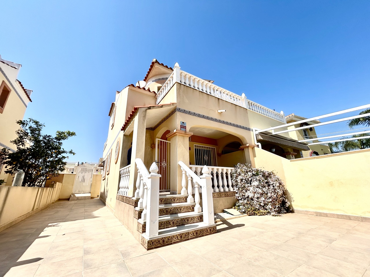 Discover this charming 3-bedroom, 2-bathroom semi-detached townhouse ideally located within walking