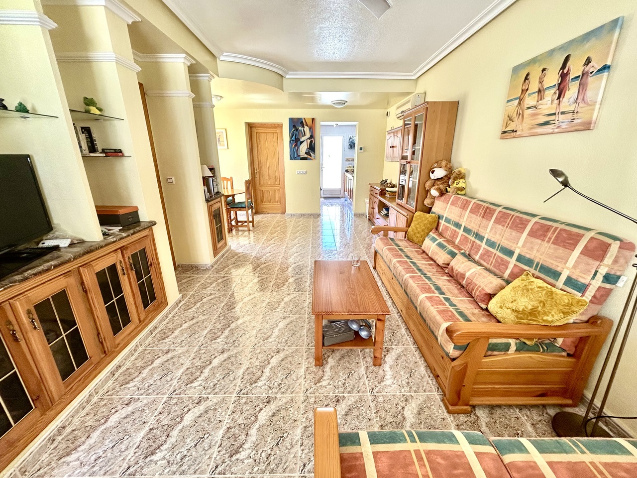 Discover this charming 3-bedroom, 2-bathroom semi-detached townhouse ideally located within walking