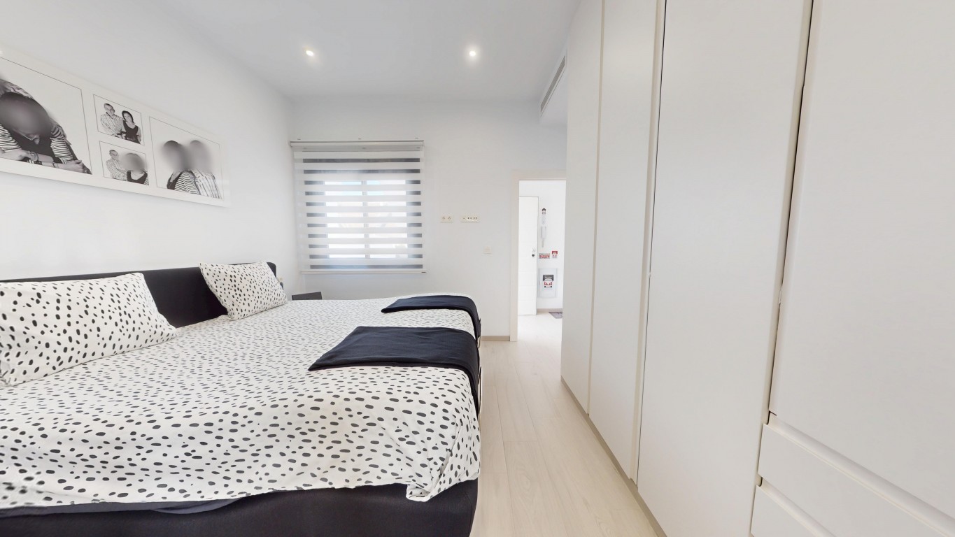 Bedroom in villa for sale in Los Alcazares