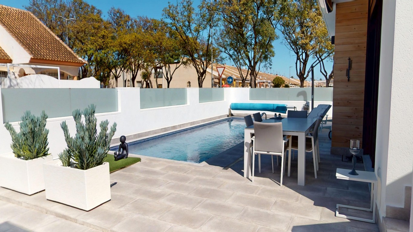 Terrace in villa for sale in Los Alcazares