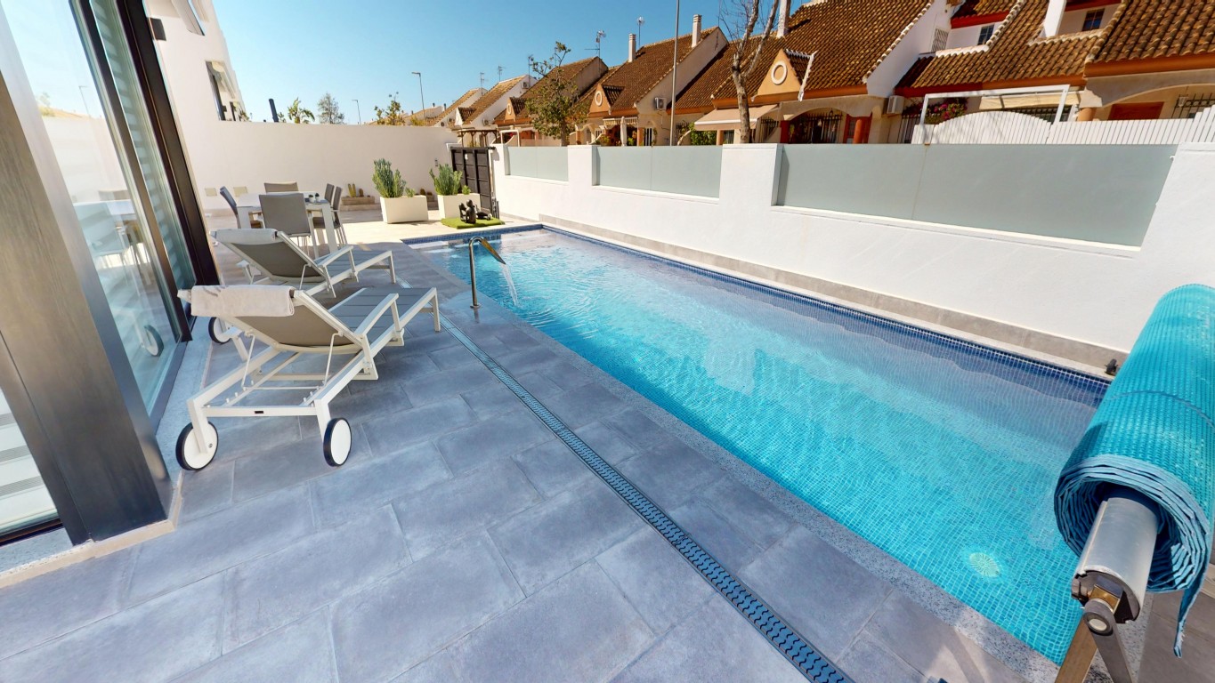 Garden in villa for sale in Los Alcazares