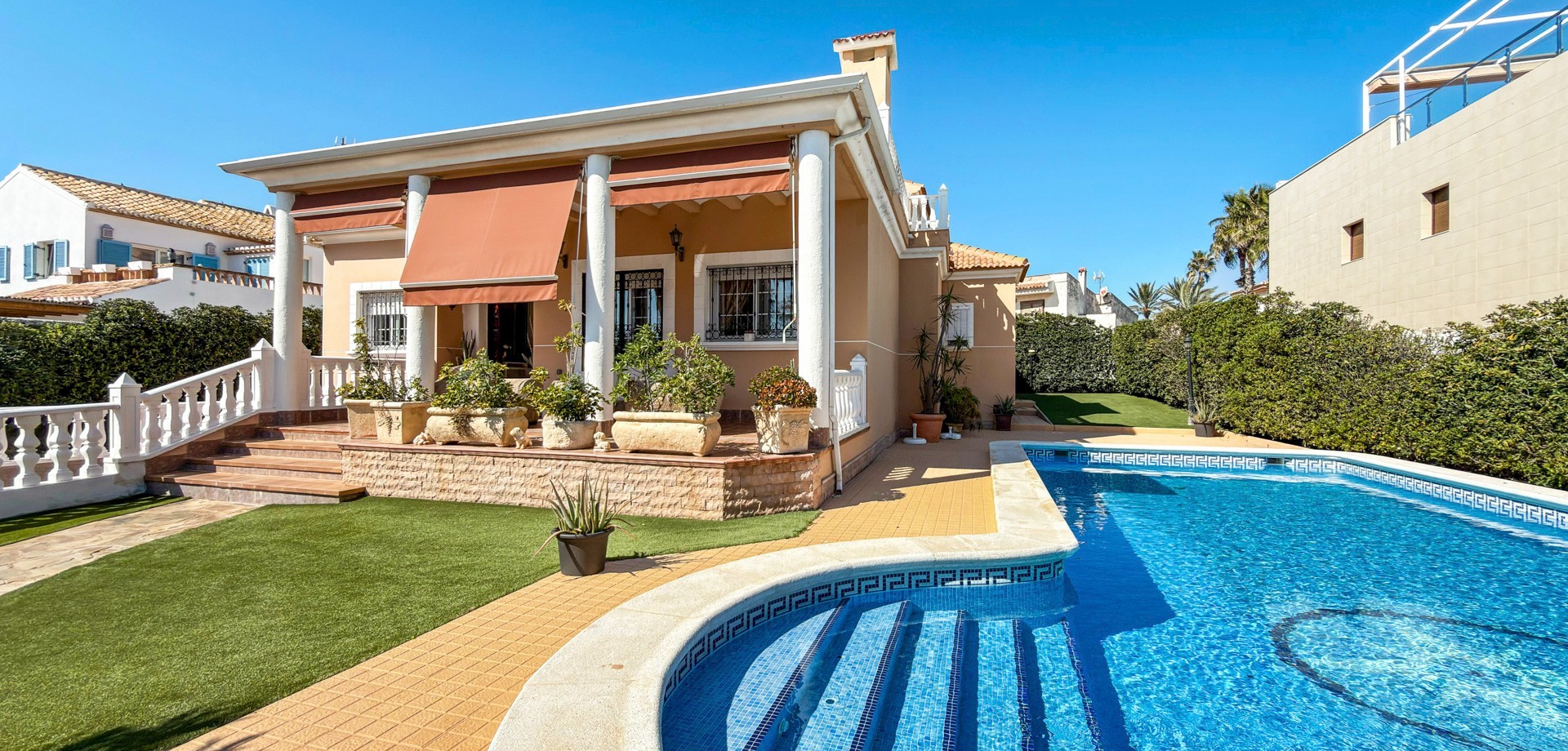 Terrace in villa for sale in Torrevieja