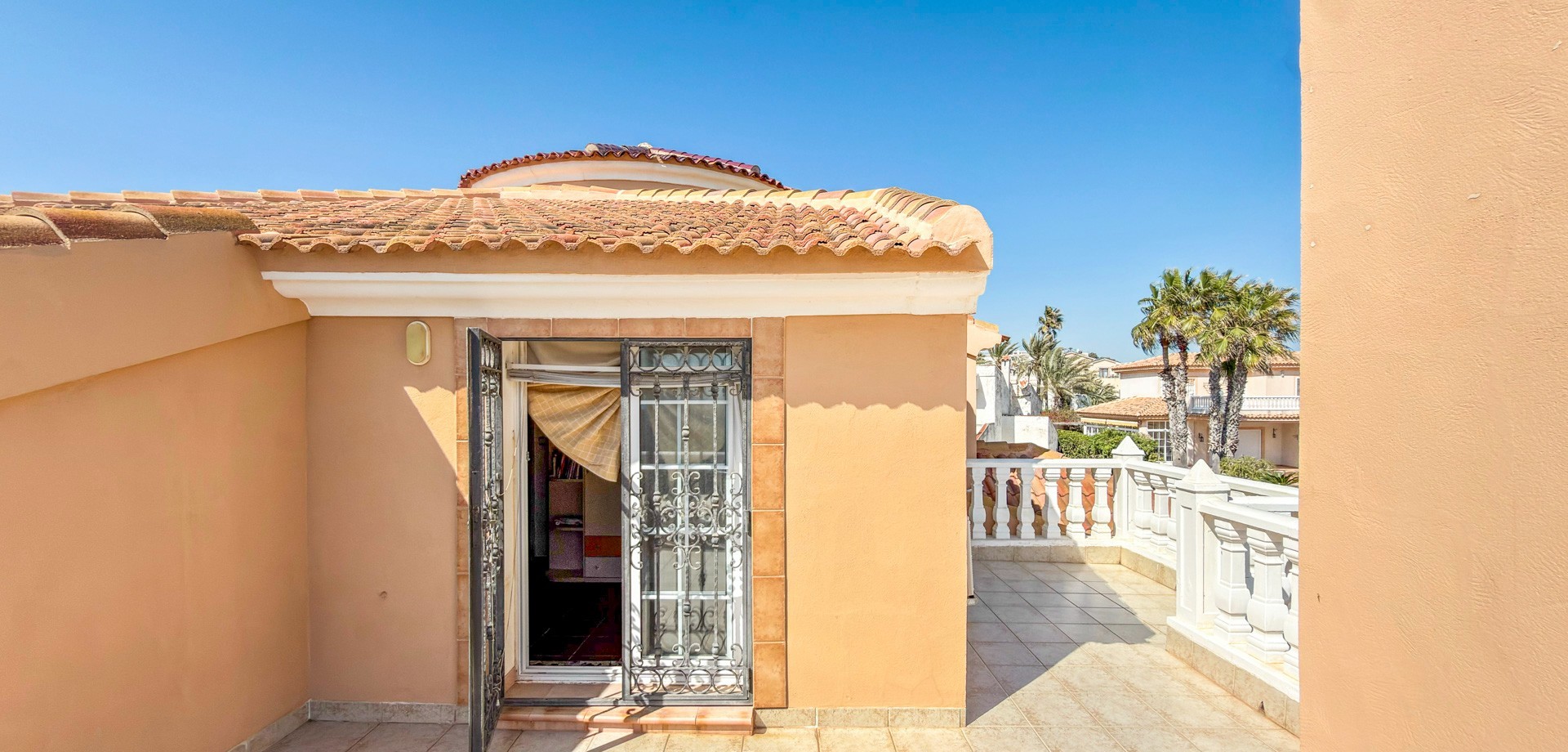 Master bedroom in villa for sale in Torrevieja