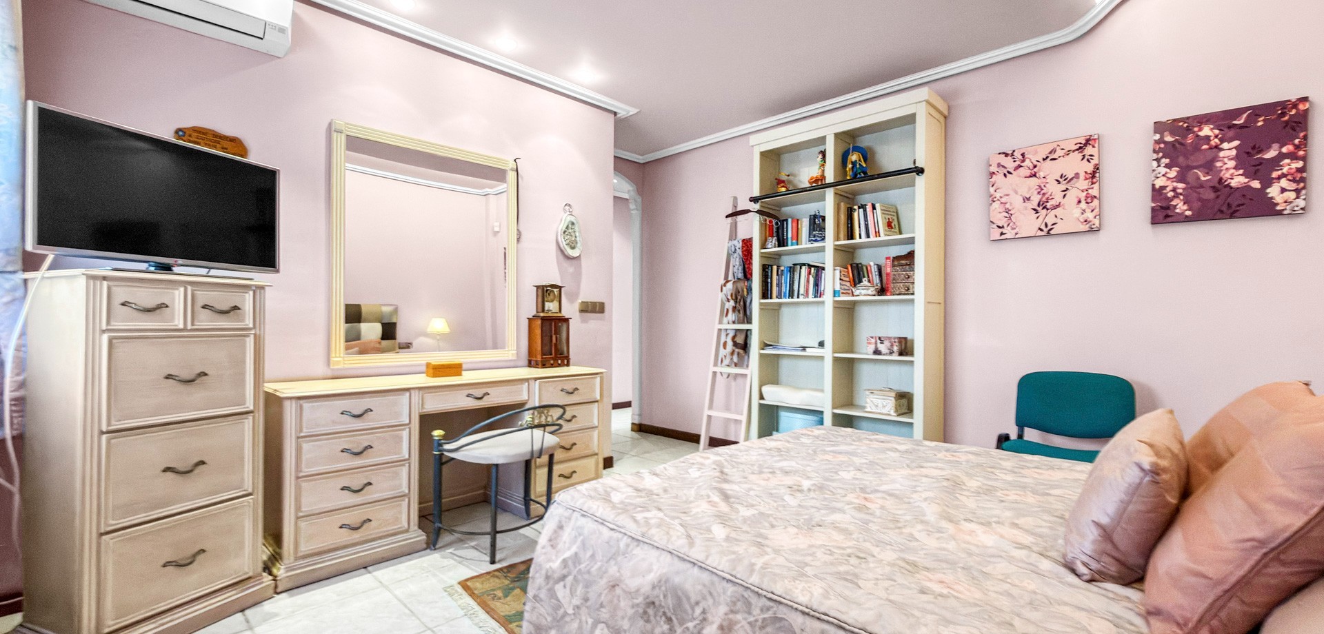 Bedroom in villa for sale in Torrevieja