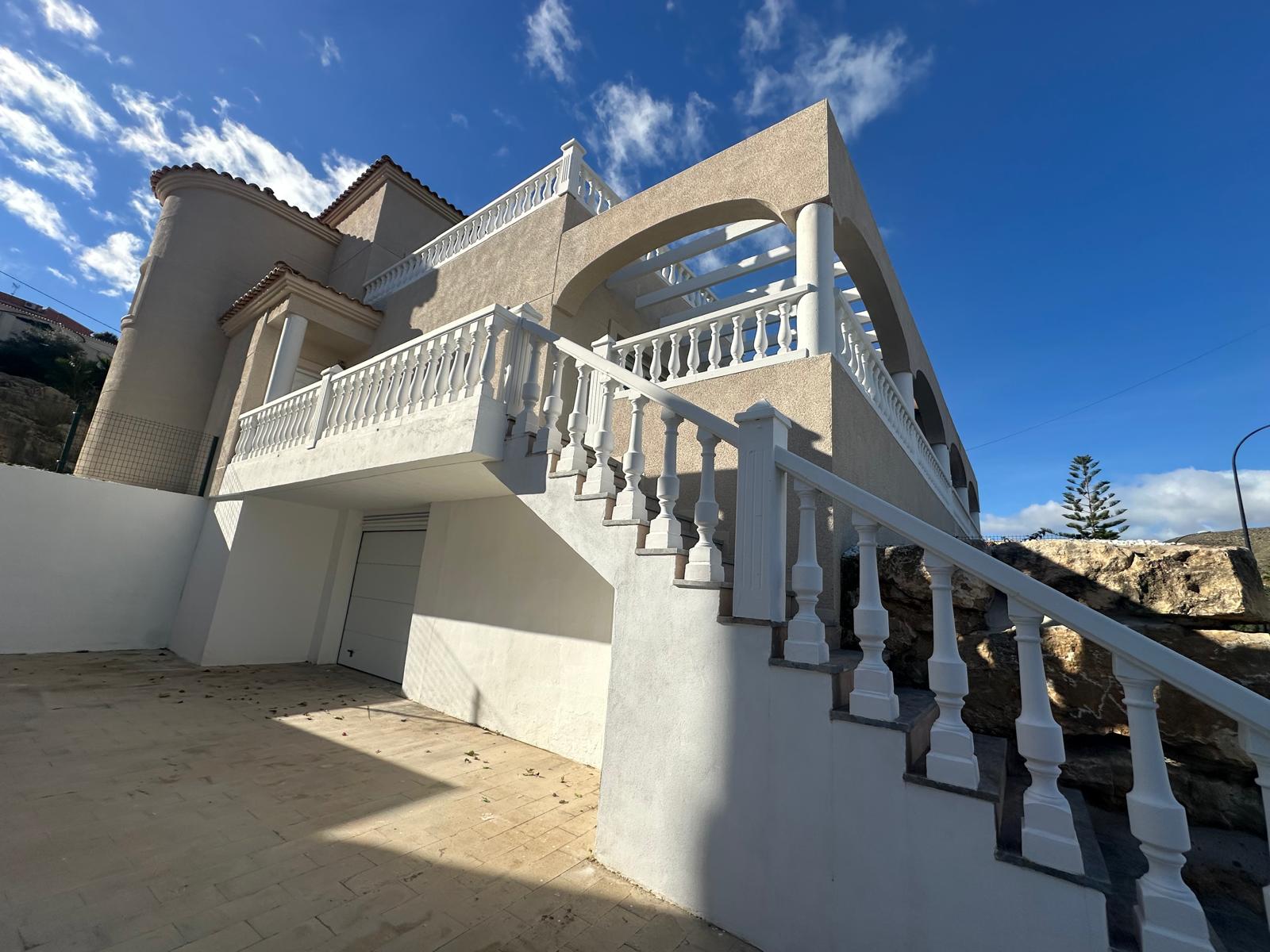 Garden in villa for sale in El Campello