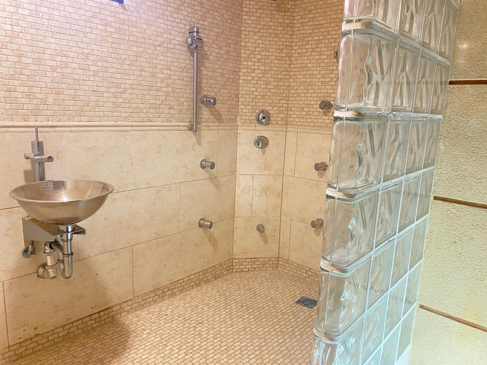 Bathroom in villa for sale in Torrevieja