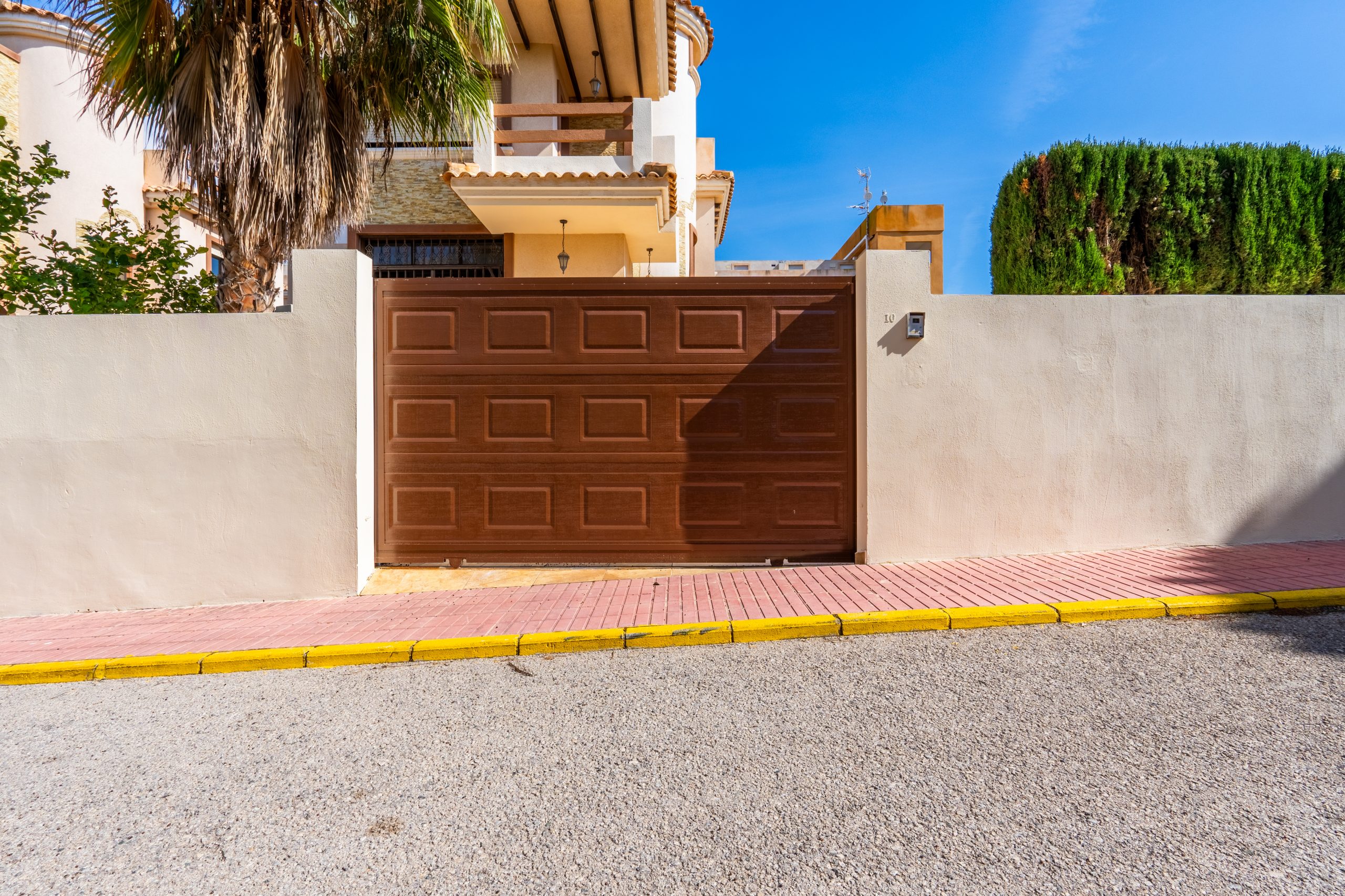 Garden in villa for sale in Orihuela Costa