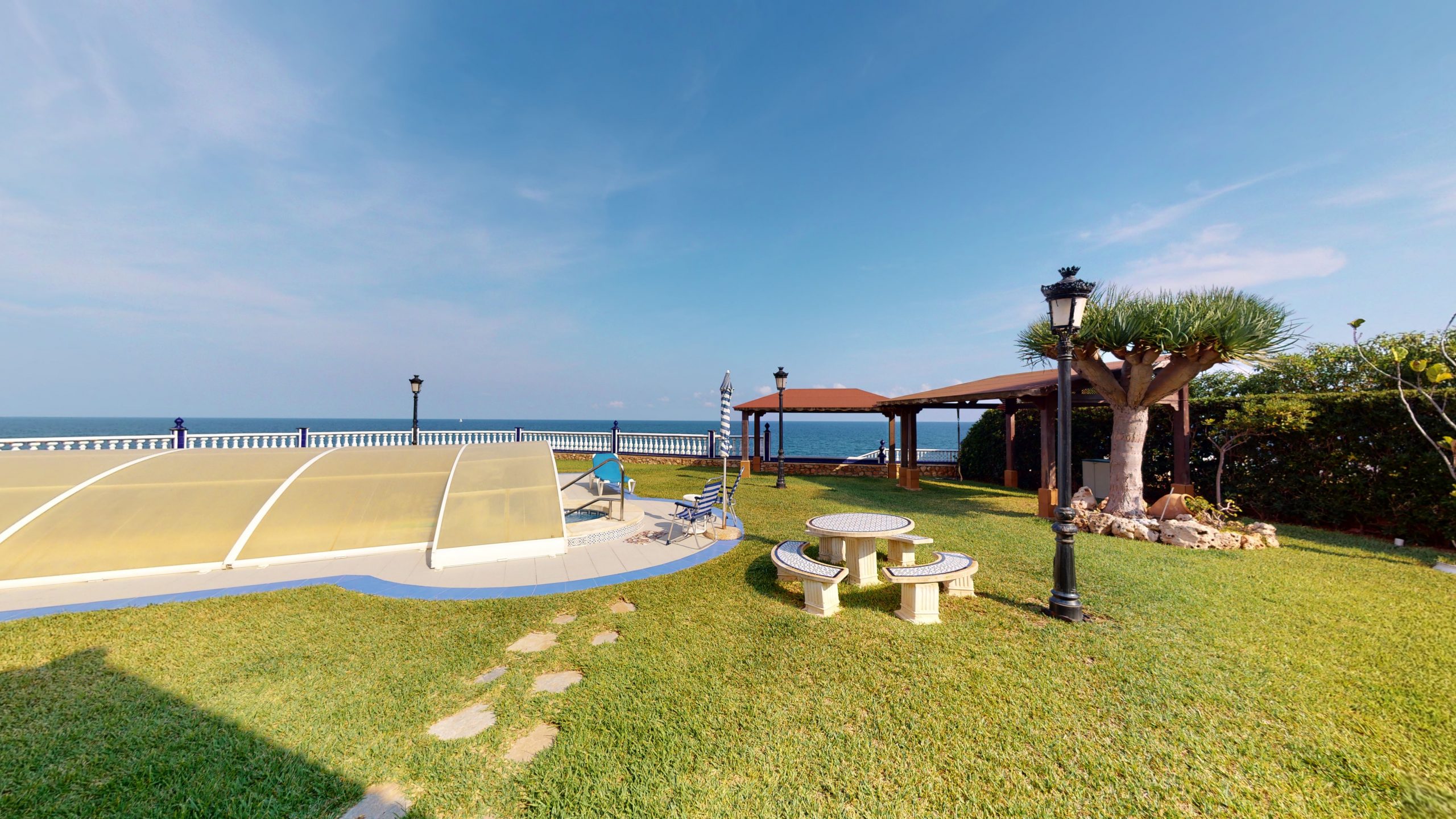 Garden in villa for sale in Orihuela Costa