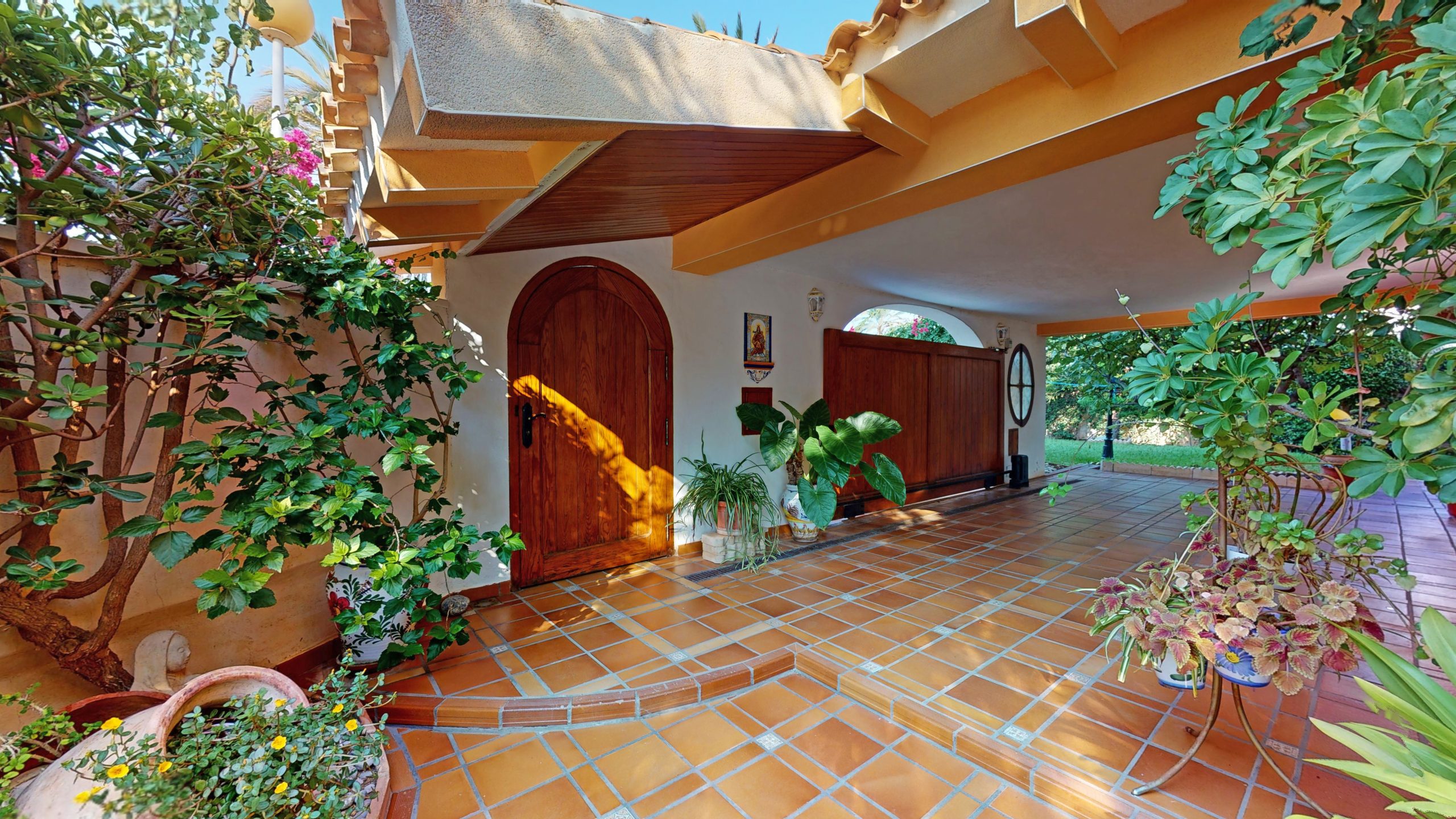 Garden in villa for sale in Orihuela Costa