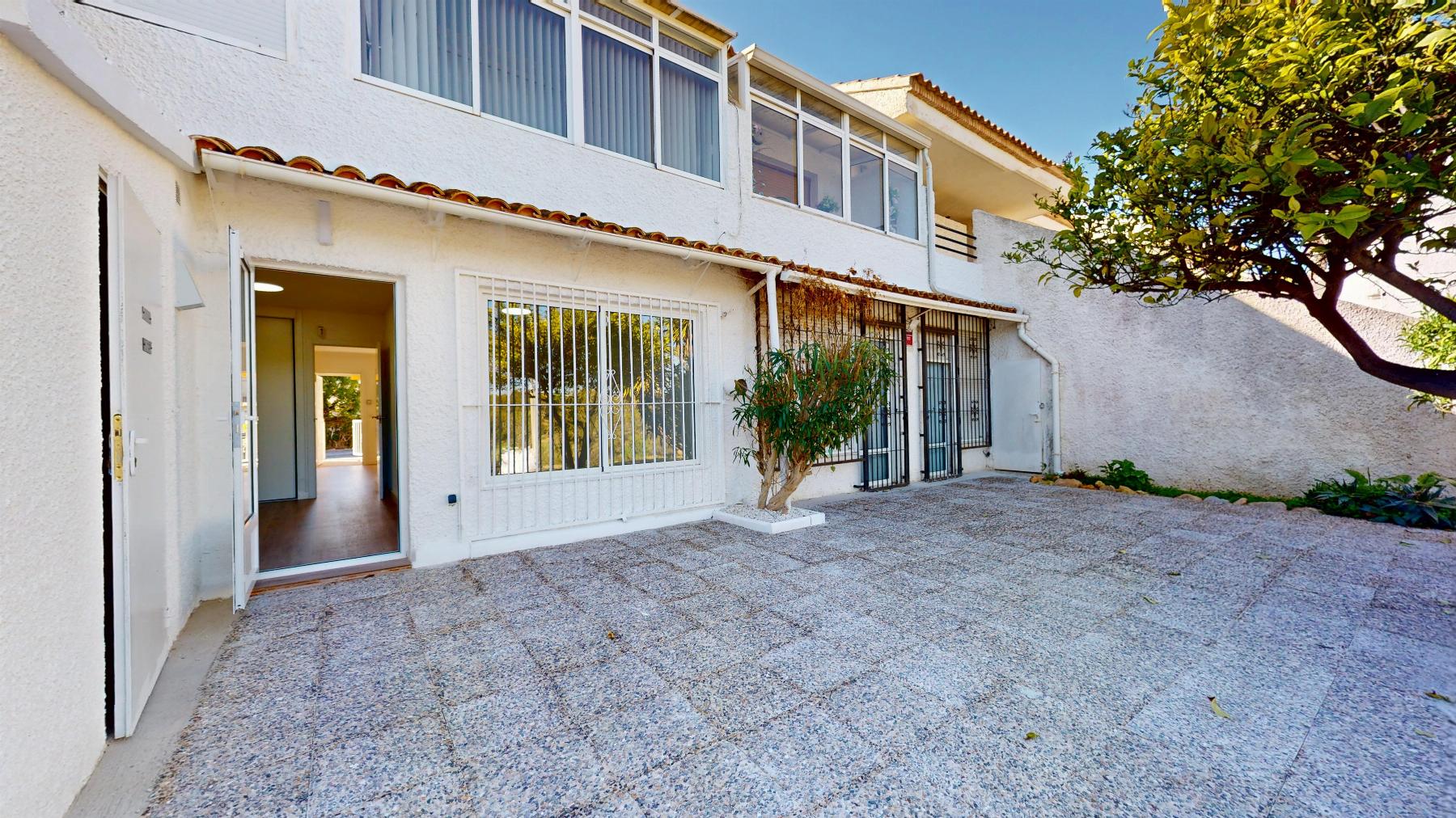 Fully Renovated Bungalow in Villamartín Ready to Move In We present this fantastic property with a c