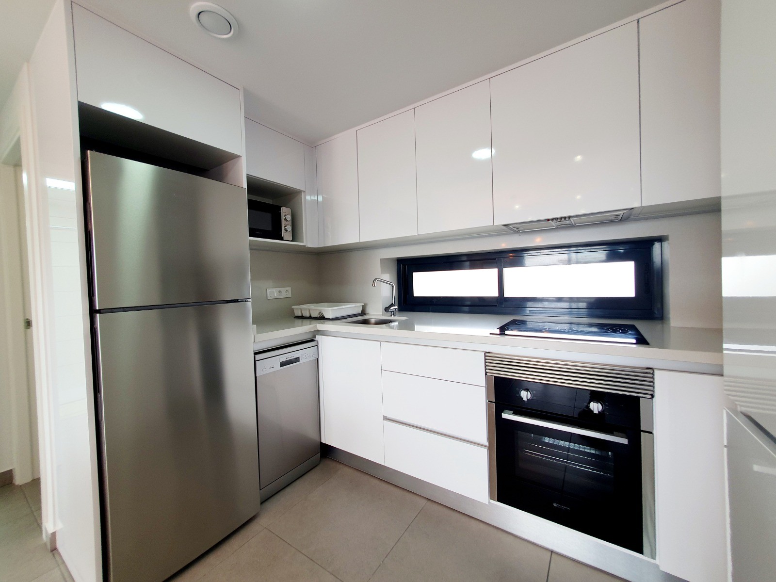 Discover this superb modern flat situated on the 2nd floor (with lift access) within the prestigious
