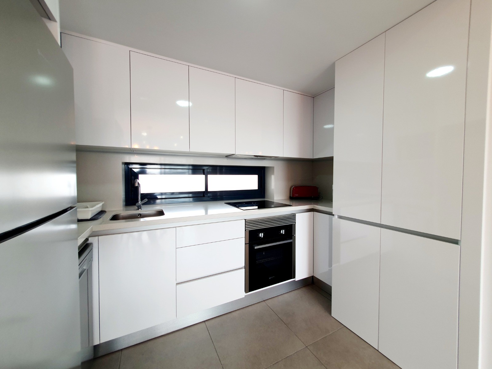 Discover this superb modern flat situated on the 2nd floor (with lift access) within the prestigious