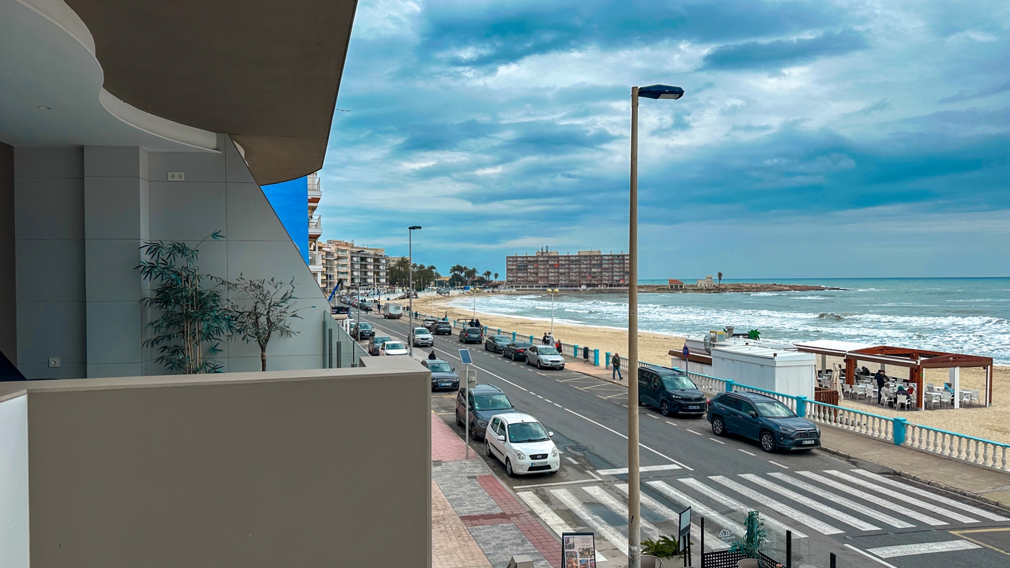 CJ Real Estate presents this spectacular beachfront apartment in Torrevieja, with incredible unobstr