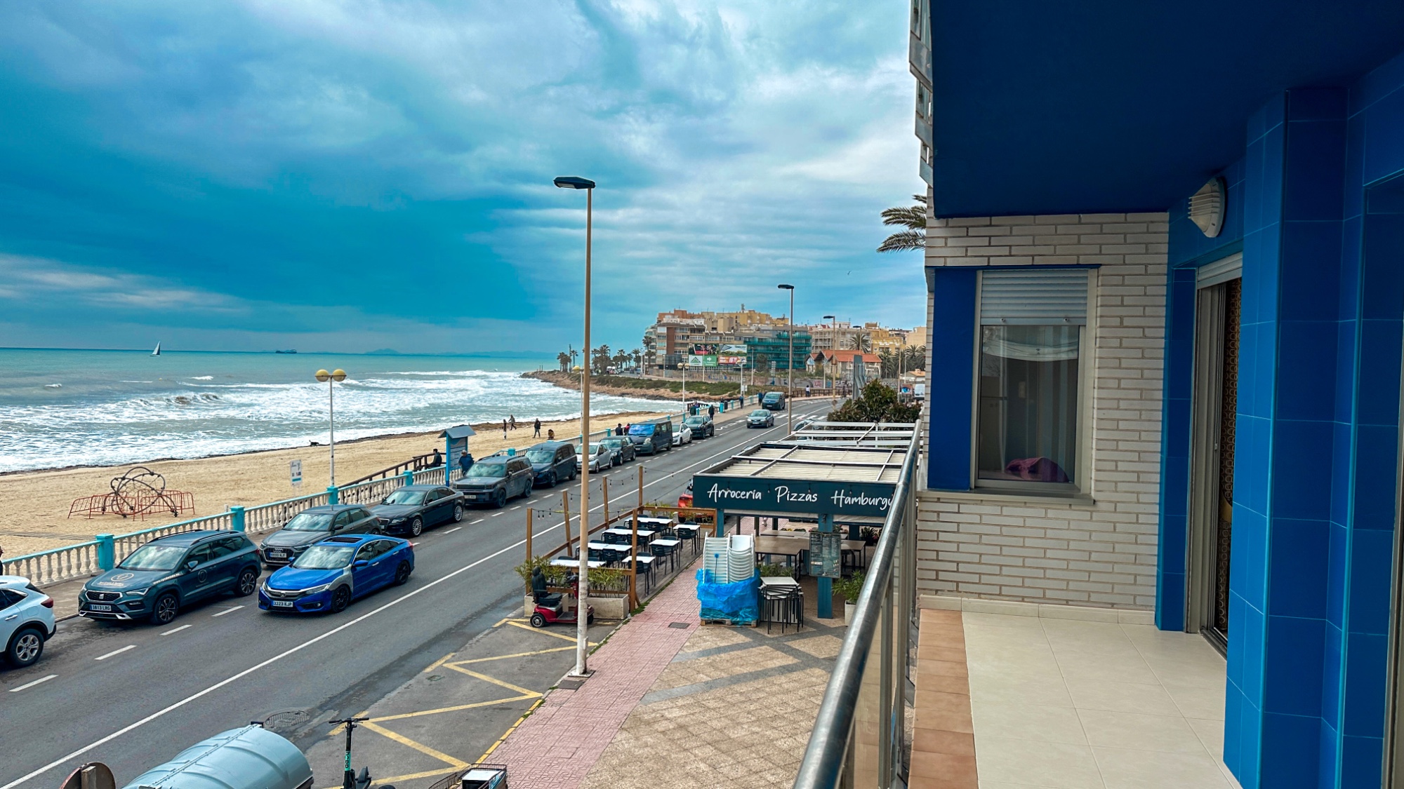 CJ Real Estate presents this spectacular beachfront apartment in Torrevieja, with incredible unobstr