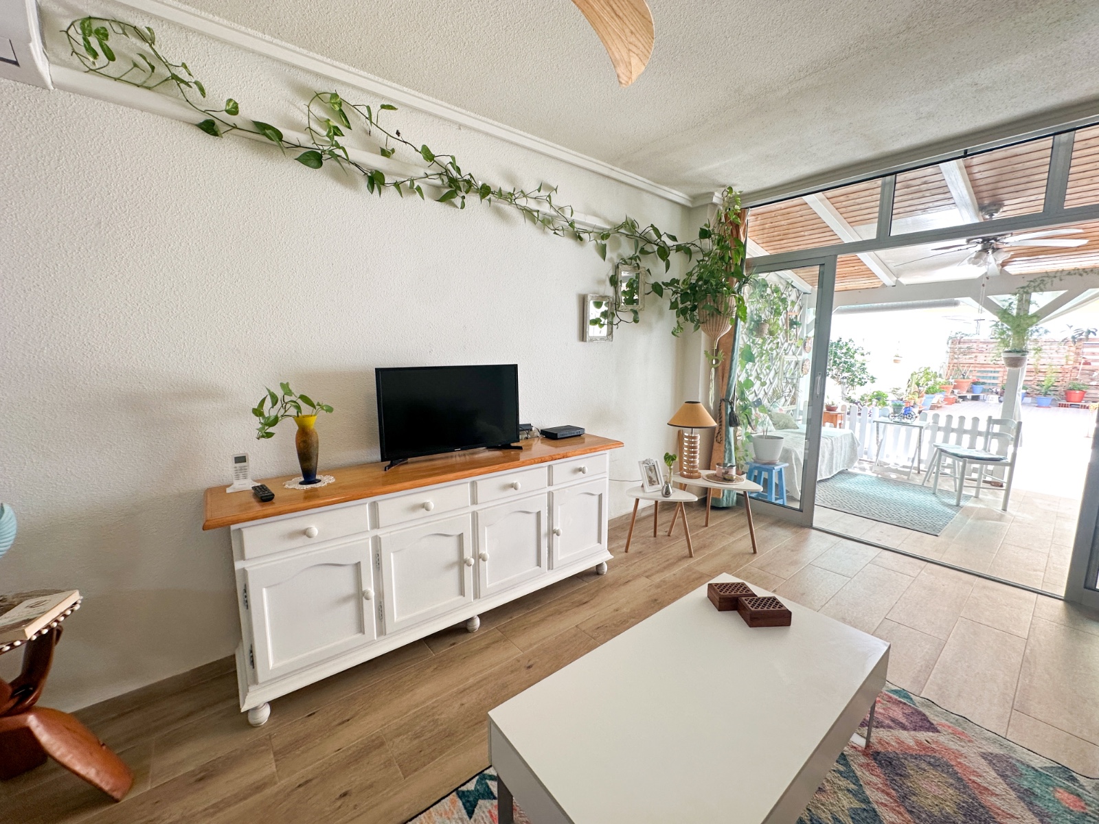 Just one street up from the popular Playa del Cura, this beautifully presented 2-bedroom, 1-bathroom