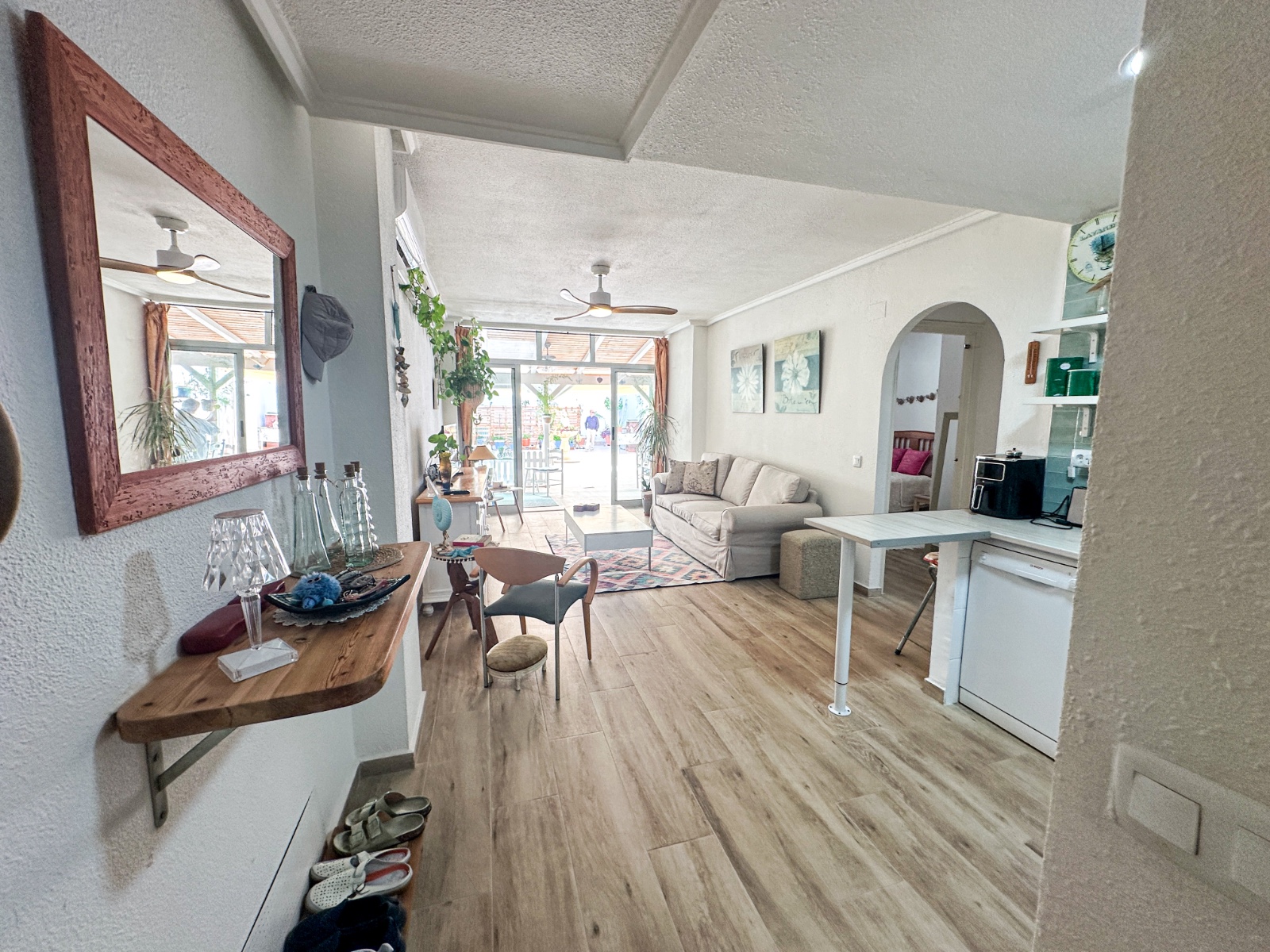 Just one street up from the popular Playa del Cura, this beautifully presented 2-bedroom, 1-bathroom