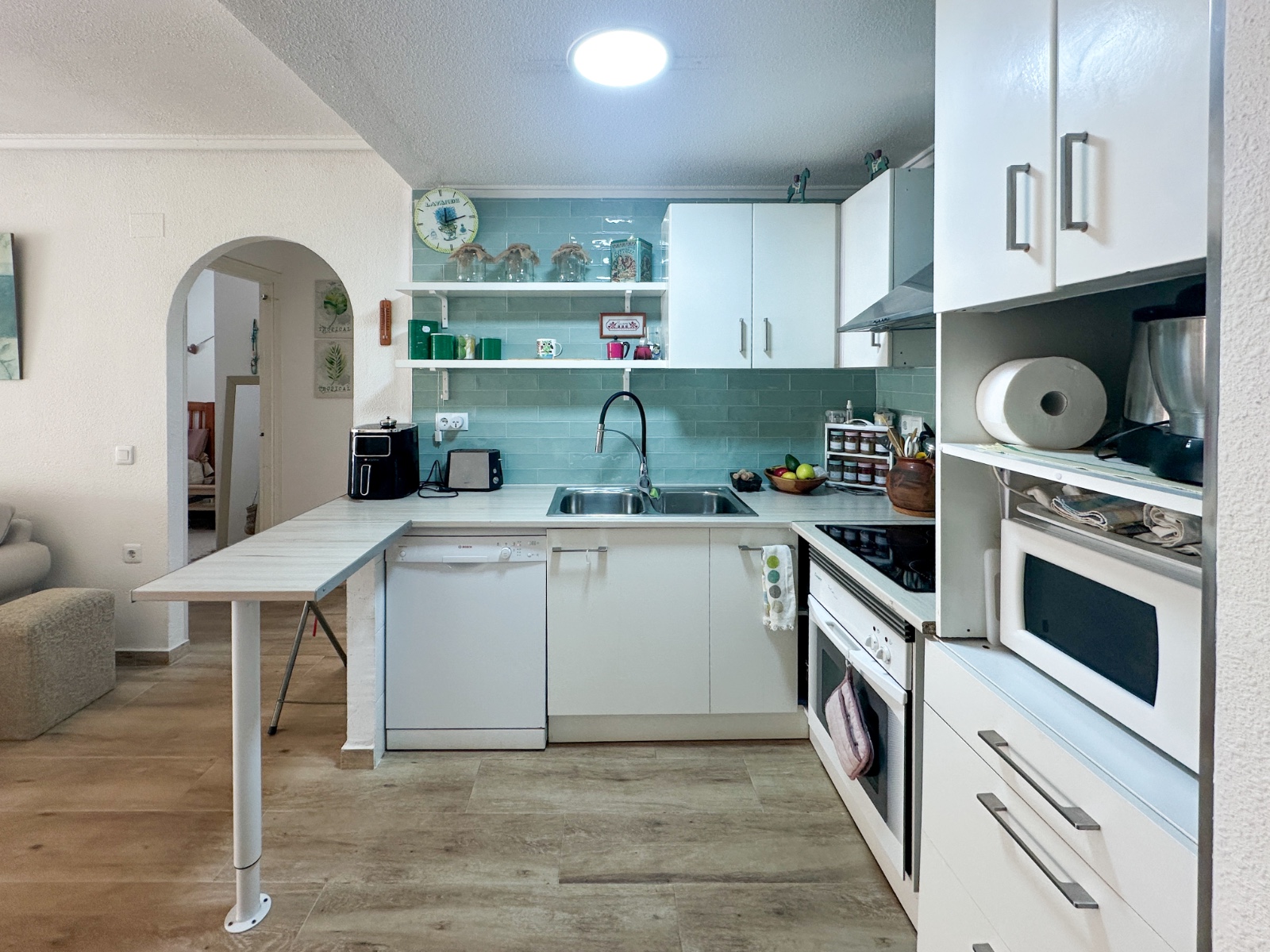 Just one street up from the popular Playa del Cura, this beautifully presented 2-bedroom, 1-bathroom