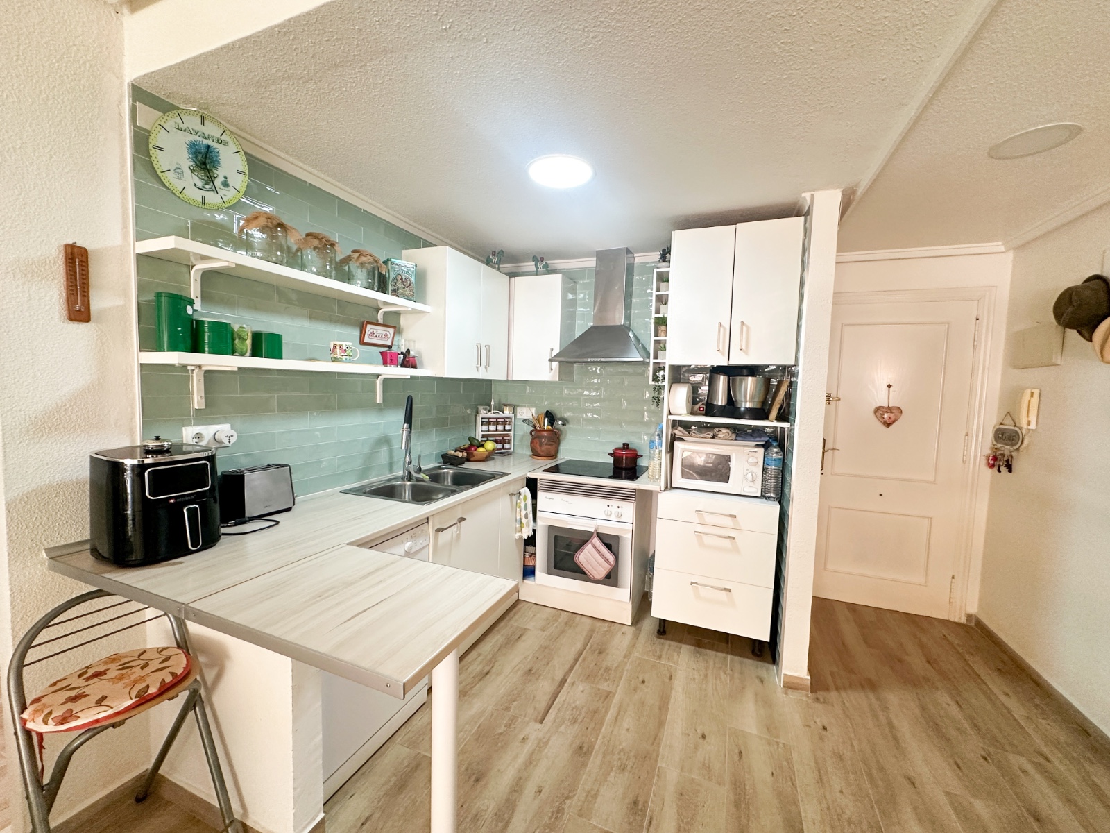 Just one street up from the popular Playa del Cura, this beautifully presented 2-bedroom, 1-bathroom