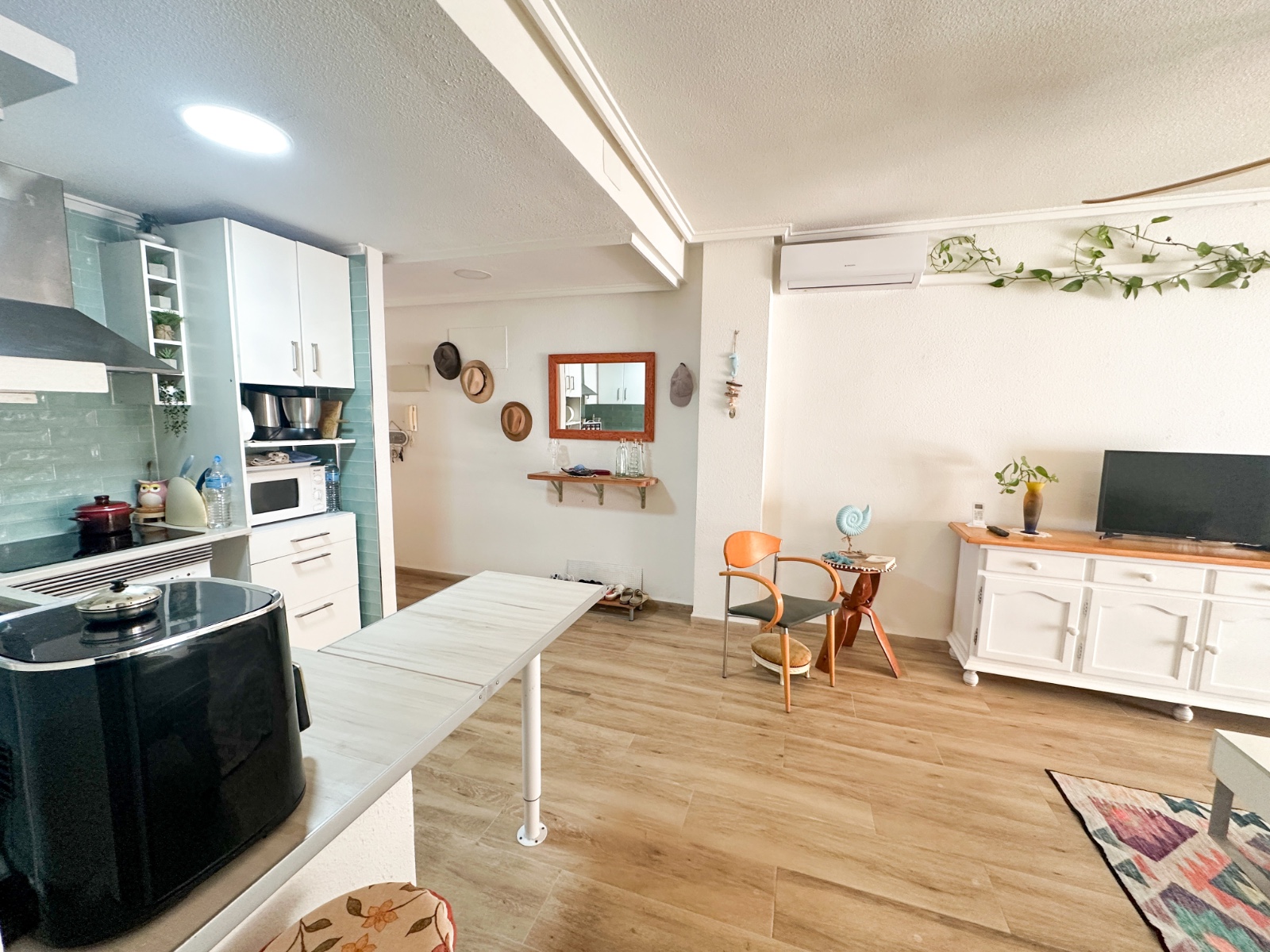 Just one street up from the popular Playa del Cura, this beautifully presented 2-bedroom, 1-bathroom