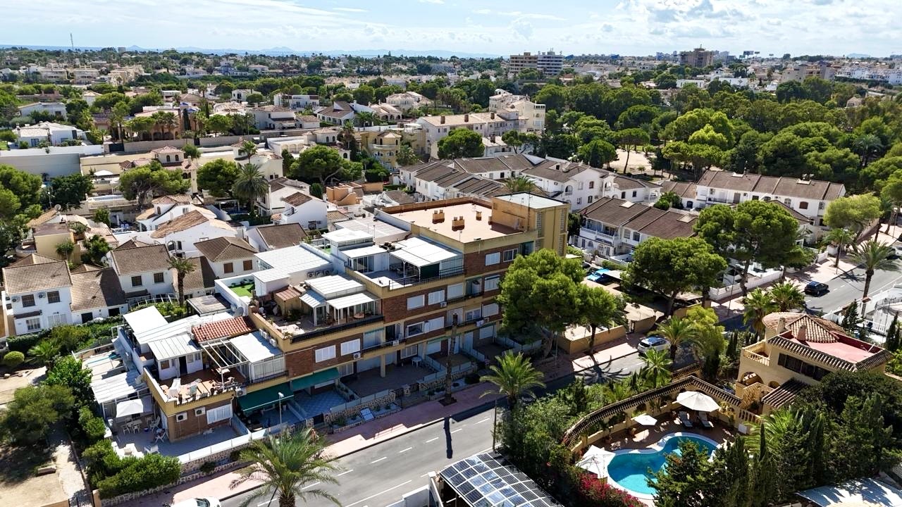 Garden in apartment for sale in La Zenia