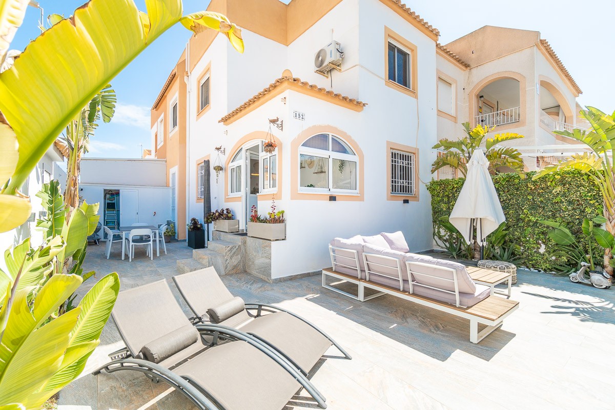 Discover this real gem nestled in the sought-after neighbourhood of Altos del Limonar, just a stone’