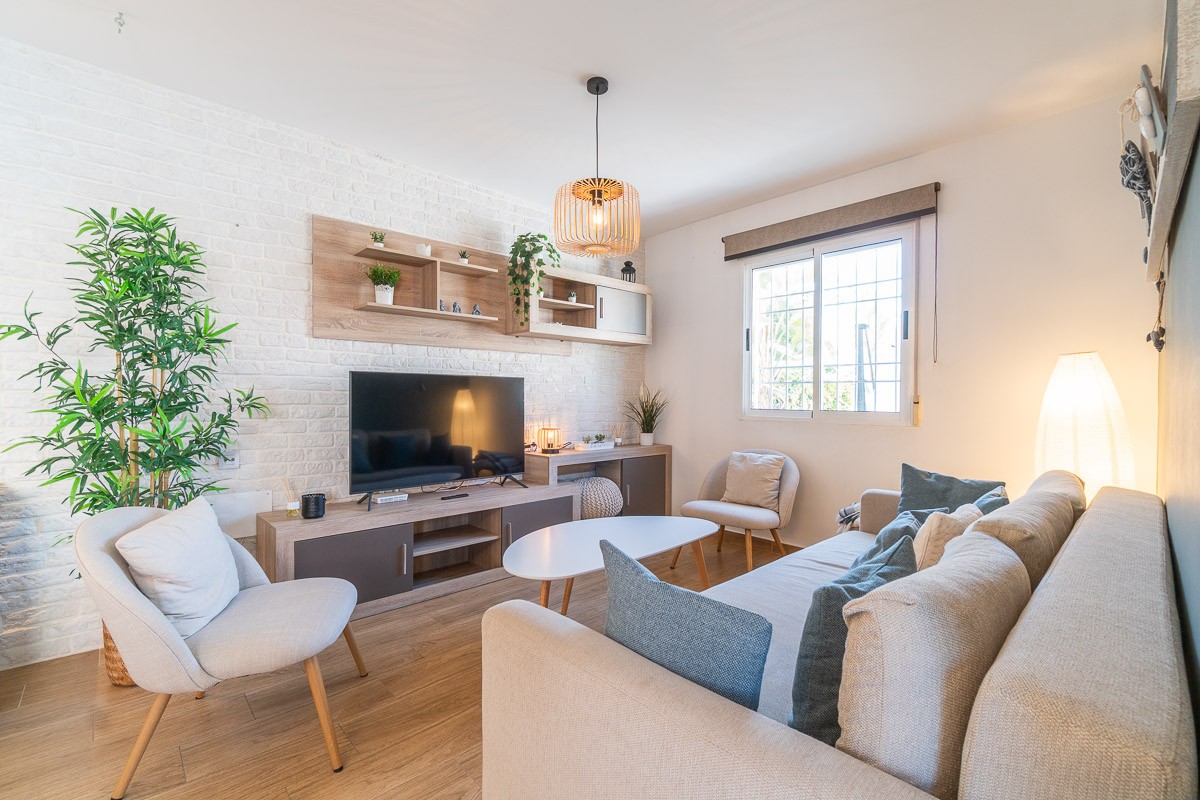 Discover this real gem nestled in the sought-after neighbourhood of Altos del Limonar, just a stone’