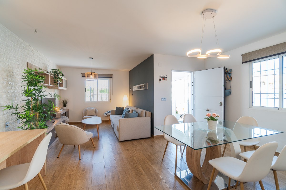 Discover this real gem nestled in the sought-after neighbourhood of Altos del Limonar, just a stone’