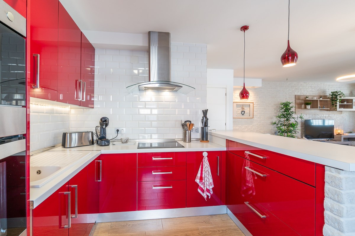 Discover this real gem nestled in the sought-after neighbourhood of Altos del Limonar, just a stone’