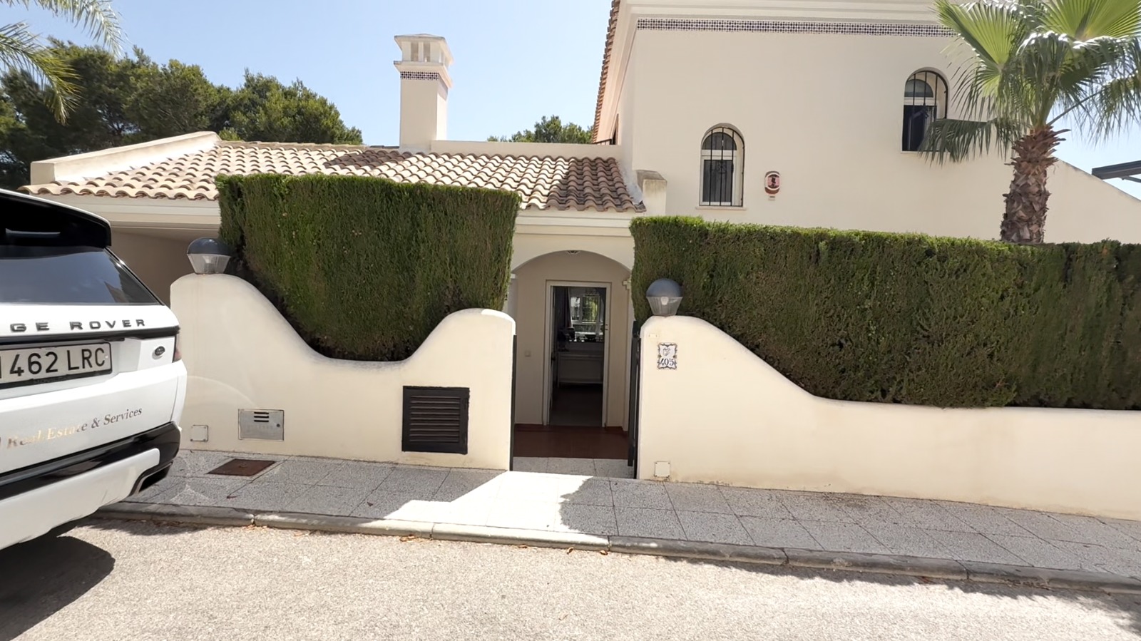 Large detached villa with 4 bedrooms, 2 bathrooms first line to the Las Ramblas Golf Course